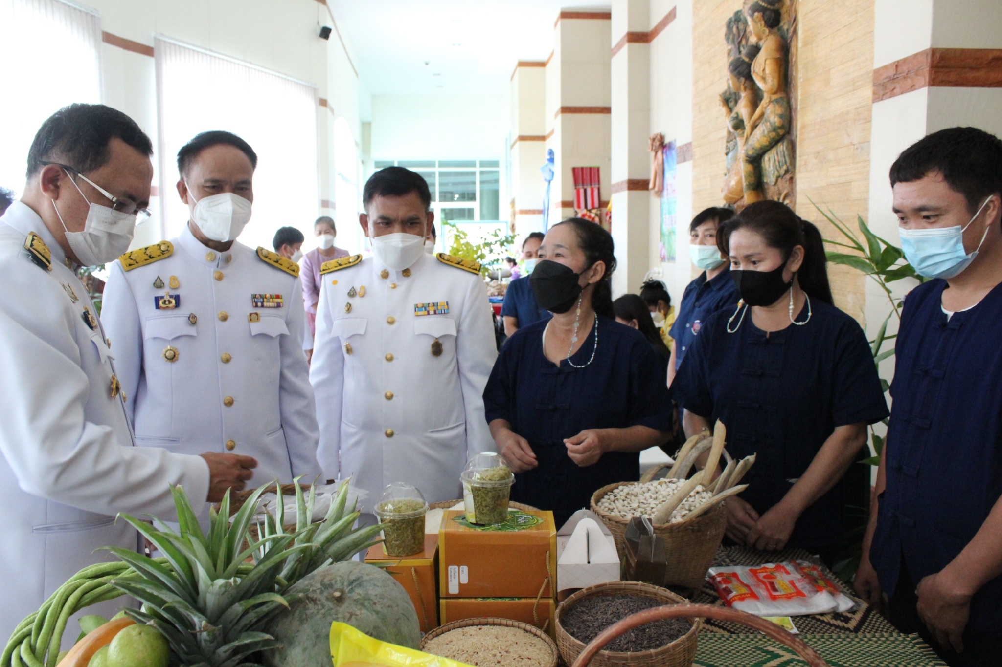 พช.ยโสธร จัดมหกรรมรวมพลังคนดีแห่งแผ่นดิน มอบโล่รางวัลพระราชทานหมู่บ้านเศรษฐกิจพอเพียง     “อยู่เย็น เป็นสุข”