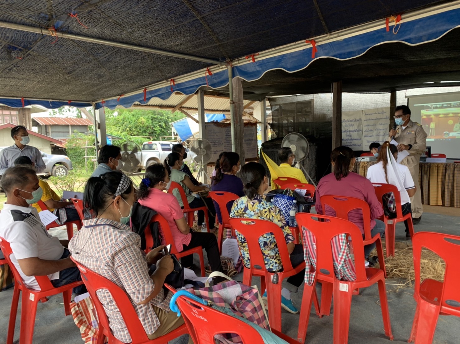 พช. ยโสธร ร่วมโครงการพัฒนาพื้นที่ต้นแบบการพัฒนาคุณภาพชีวิตตามหลักทฤษฎีใหม่ ประยุกต์สู่ “โคก หนอง นา โมเดล” กิจกรรมที่  1 ฝึกอบรมระยะสั้นการพัฒนากสิกรรมสู่ระบบเศรษฐกิจพอเพียง รูปแบบโคก หนอง นา โมเดล พื้นที่อำเภอเมืองยโสธร