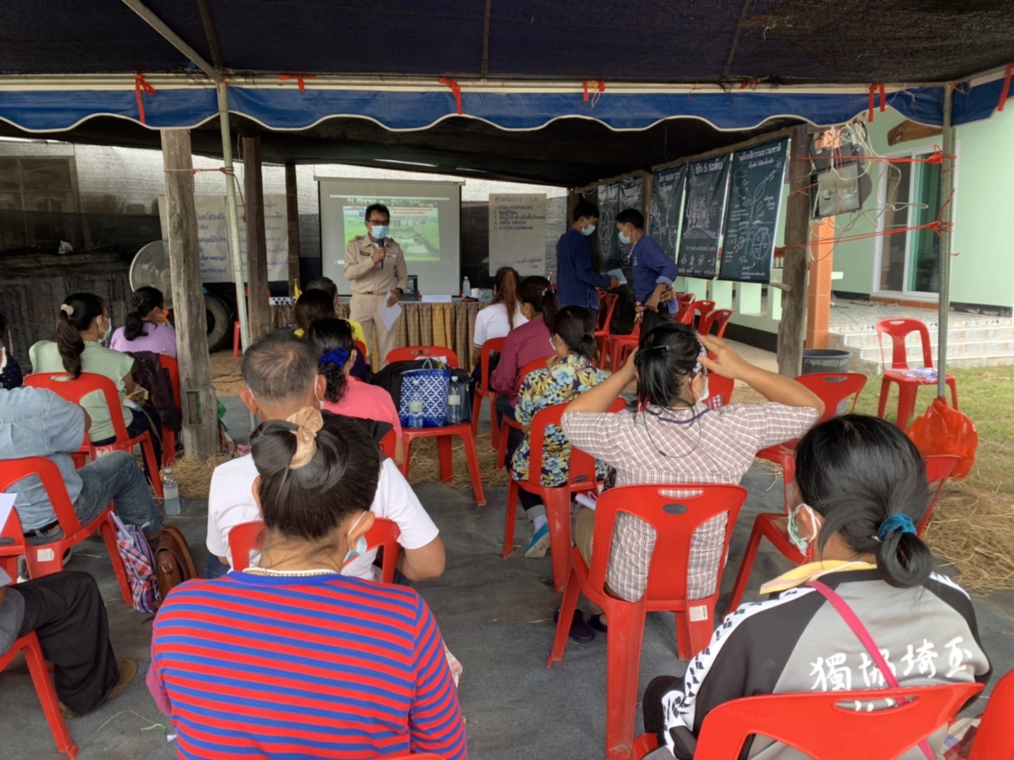 พช. ยโสธร ร่วมโครงการพัฒนาพื้นที่ต้นแบบการพัฒนาคุณภาพชีวิตตามหลักทฤษฎีใหม่ ประยุกต์สู่ “โคก หนอง นา โมเดล” กิจกรรมที่  1 ฝึกอบรมระยะสั้นการพัฒนากสิกรรมสู่ระบบเศรษฐกิจพอเพียง รูปแบบโคก หนอง นา โมเดล พื้นที่อำเภอเมืองยโสธร