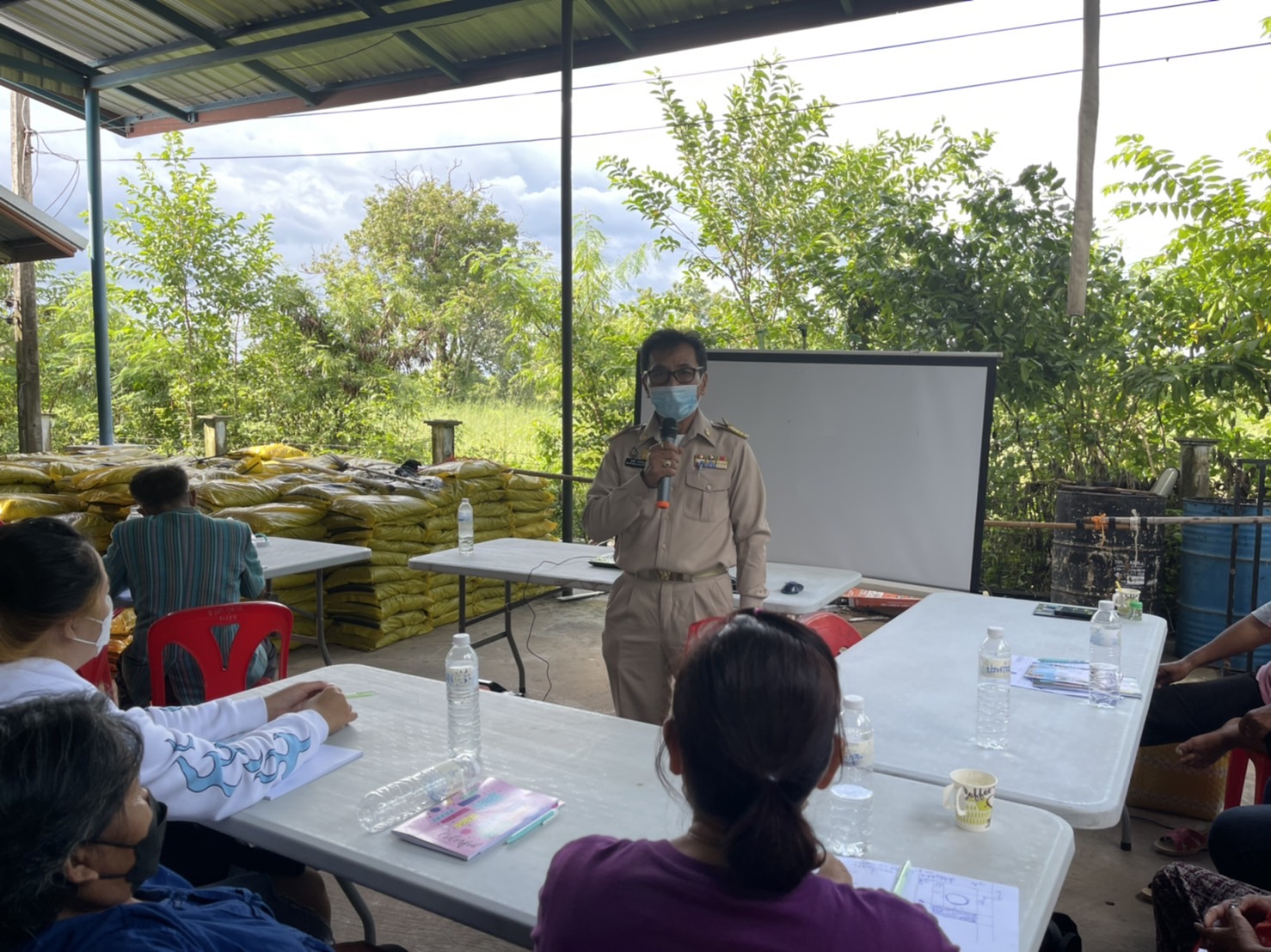 พช. ยโสธร ร่วมโครงการพัฒนาพื้นที่ต้นแบบการพัฒนาคุณภาพชีวิตตามหลักทฤษฎีใหม่ ประยุกต์สู่ “โคก หนอง นา โมเดล” กิจกรรมที่  1 ฝึกอบรมระยะสั้นการพัฒนากสิกรรมสู่ระบบเศรษฐกิจพอเพียง รูปแบบโคก หนอง นา โมเดล พื้นที่อำเภอทรายมูล
