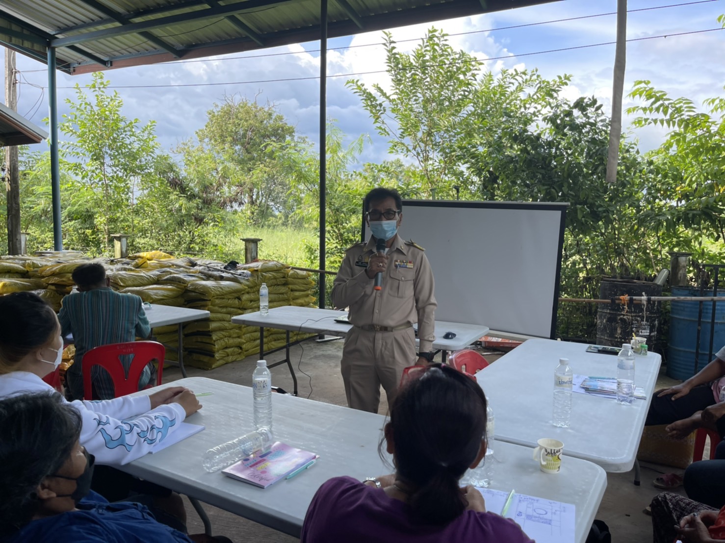 พช. ยโสธร ร่วมโครงการพัฒนาพื้นที่ต้นแบบการพัฒนาคุณภาพชีวิตตามหลักทฤษฎีใหม่ ประยุกต์สู่ “โคก หนอง นา โมเดล” กิจกรรมที่  1 ฝึกอบรมระยะสั้นการพัฒนากสิกรรมสู่ระบบเศรษฐกิจพอเพียง รูปแบบโคก หนอง นา โมเดล พื้นที่อำเภอทรายมูล
