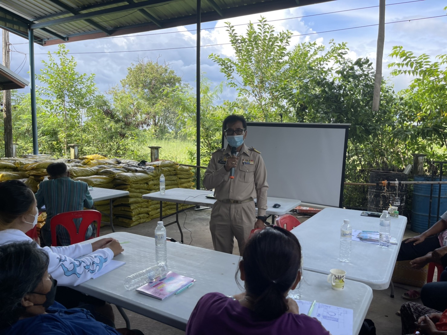 พช. ยโสธร ร่วมโครงการพัฒนาพื้นที่ต้นแบบการพัฒนาคุณภาพชีวิตตามหลักทฤษฎีใหม่ ประยุกต์สู่ “โคก หนอง นา โมเดล” กิจกรรมที่  1 ฝึกอบรมระยะสั้นการพัฒนากสิกรรมสู่ระบบเศรษฐกิจพอเพียง รูปแบบโคก หนอง นา โมเดล พื้นที่อำเภอทรายมูล