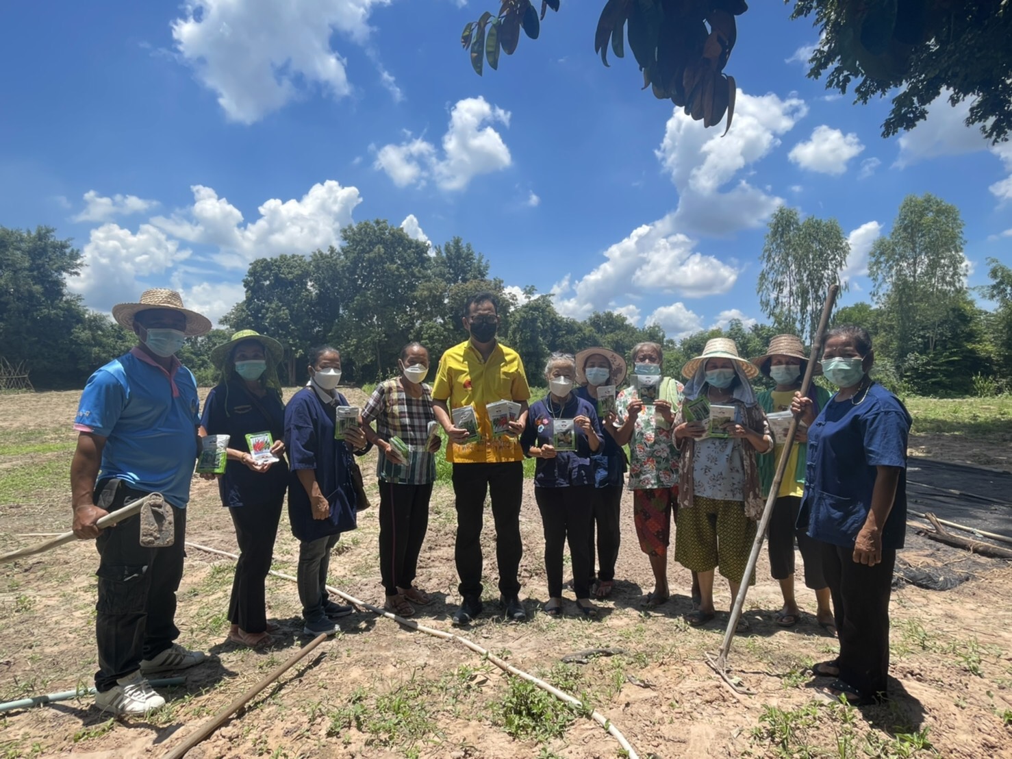 พช. ยโสธร ผนึกกำลังสร้างความมั่นคงทางอาหาร ดำเนินงานโครงการพัฒนาคุณภาพชีวิต สู้วิกฤตโควิด – 19 ประจำปีงบประมาณ 2564