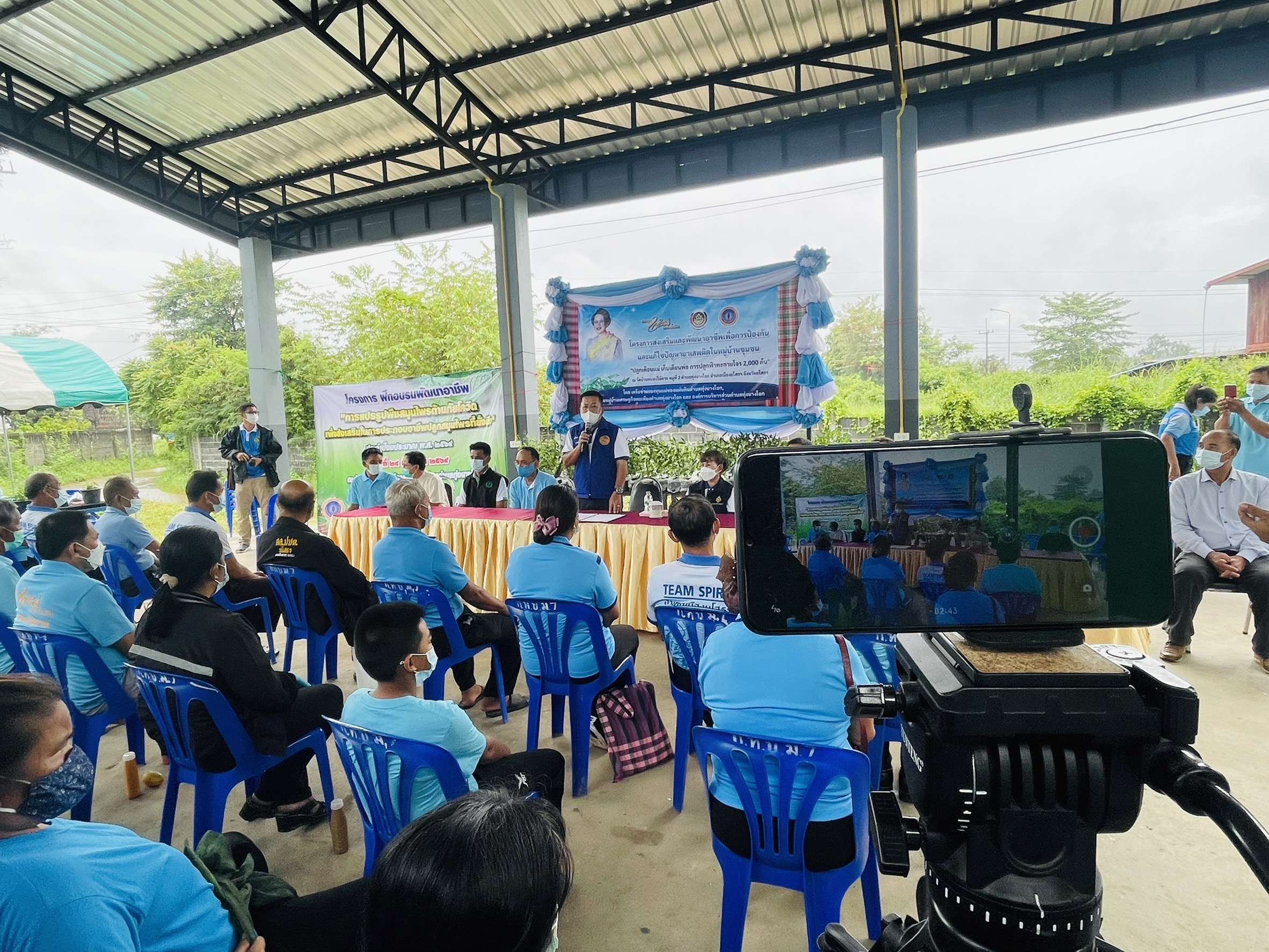 พช.ยโสธร รวมพลังส่งเสริมและพัฒนาอาชีพเพื่อป้องกันและแก้ไขปัญหายาเสพติดในหมู่บ้านและ“ปลูกเดือนแม่ เก็บเดือนพ่อ ฟ้าทะลายโจร โดยเครือข่ายกองทุนแม่ของแผ่นดินตำบลทุ่งนางโอก