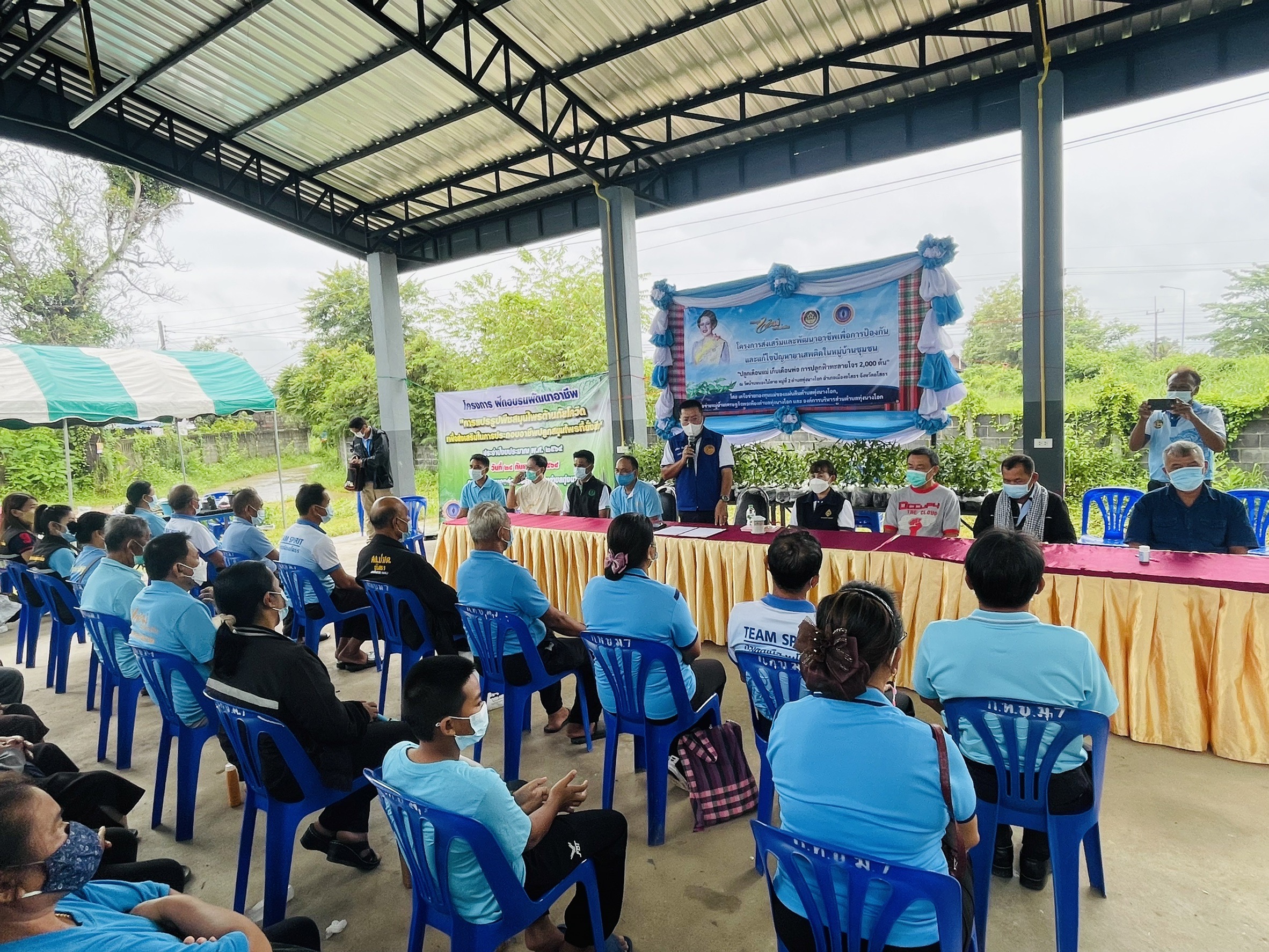 พช.ยโสธร รวมพลังส่งเสริมและพัฒนาอาชีพเพื่อป้องกันและแก้ไขปัญหายาเสพติดในหมู่บ้านและ“ปลูกเดือนแม่ เก็บเดือนพ่อ ฟ้าทะลายโจร โดยเครือข่ายกองทุนแม่ของแผ่นดินตำบลทุ่งนางโอก