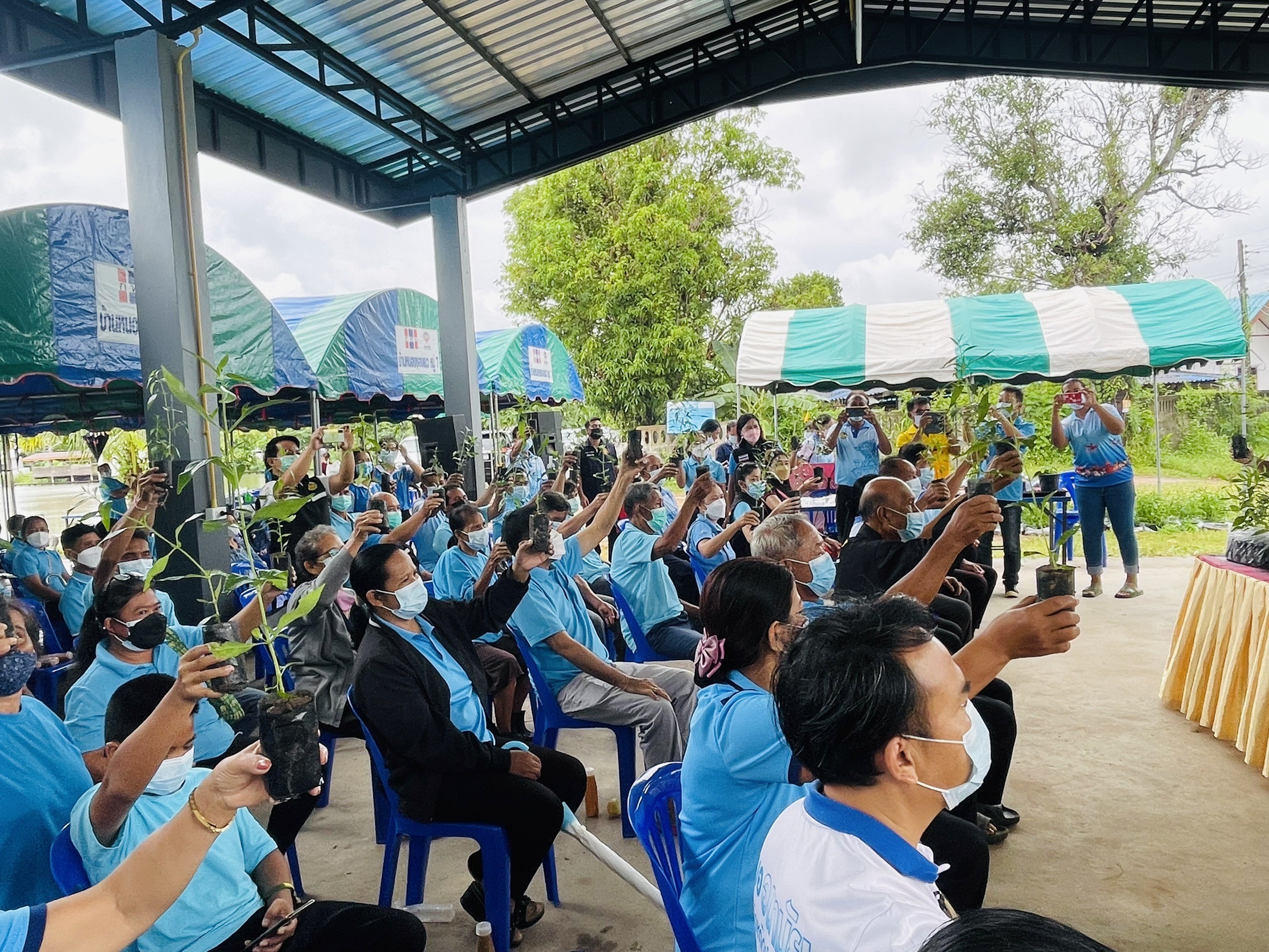 พช.ยโสธร รวมพลังส่งเสริมและพัฒนาอาชีพเพื่อป้องกันและแก้ไขปัญหายาเสพติดในหมู่บ้านและ“ปลูกเดือนแม่ เก็บเดือนพ่อ ฟ้าทะลายโจร โดยเครือข่ายกองทุนแม่ของแผ่นดินตำบลทุ่งนางโอก