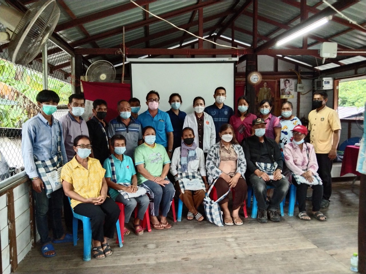 พช.ยโสธร ร่วมโครงการพัฒนาพื้นที่ต้นแบบการพัฒนาคุณภาพชีวิตตามหลักทฤษฎีใหม่ ประยุกต์สู่ โคก หนอง นา โมเดล กิจกรรมที่ 1 ฝึกอบรมระยะสั้นการพัฒนากสิกรรมสู่ระบบเศรษฐกิจพอเพียง รูปแบบ โคก หนอง นา โมเดล  แก่เจ้าของแปลงฯ และนักพัฒนาพื้นที่ต้นแบบ (นพต.) ของจังหวัดยโสธร ผ่านระบบ Zoom Cloud Meeting