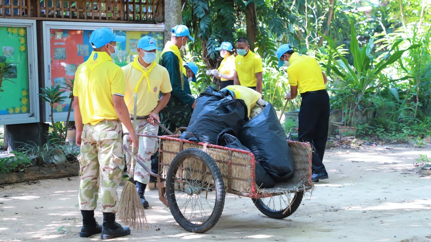 พช.ยโสธร ร่วมกิจกรรมจิตอาสาพัฒนา ทำความสะอาด ในโอกาสวันสำคัญของชาติไทย ??