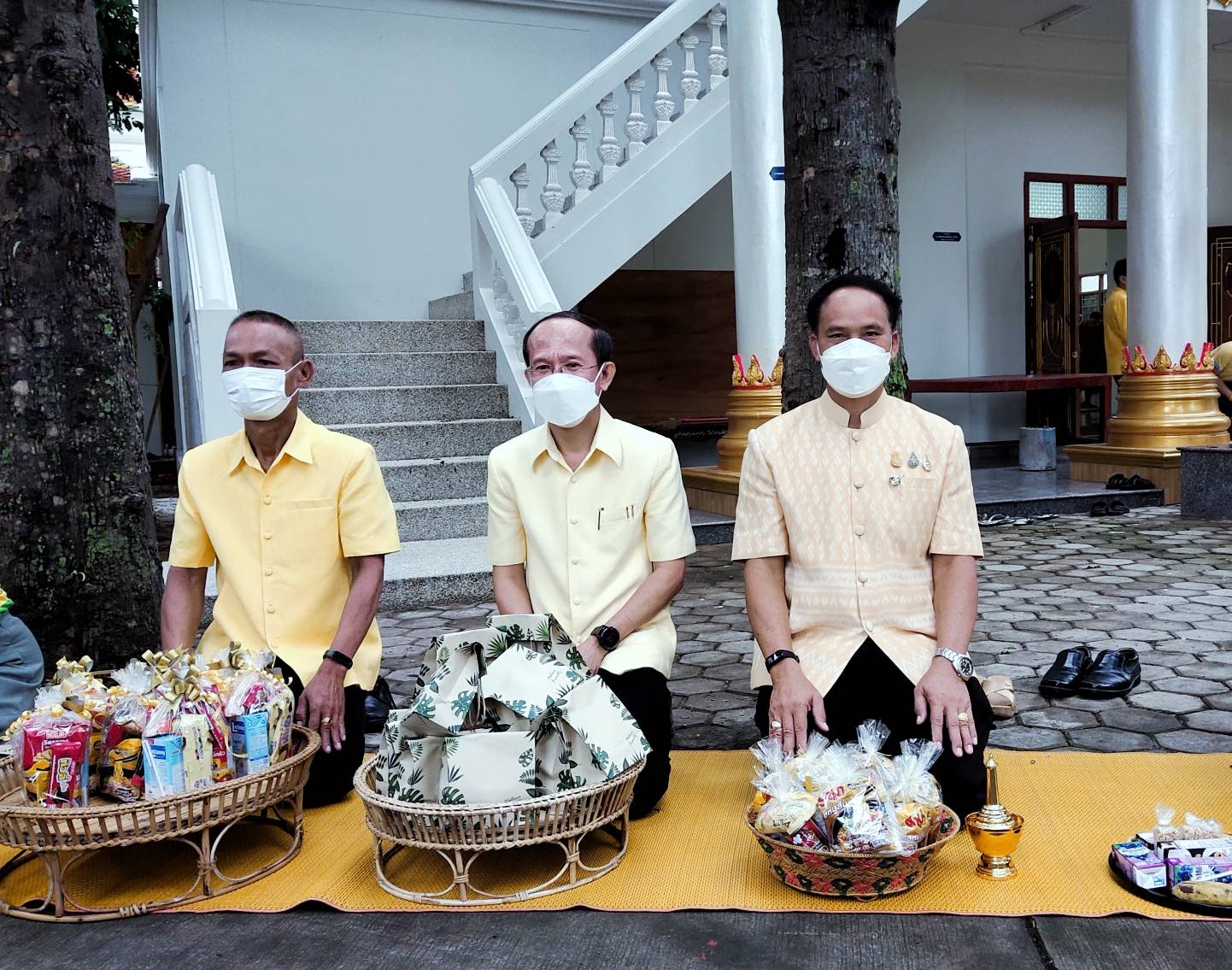 พช.ยโสธร  พัฒนาการจังหวัดยโสธร ร่วมทำบุญตักบาตรพระสงฆ์ถวายพระราชกุศล  พระบาทสมเด็จพระบรมชนกาธิเบศร มหาภูมิพลอดุยเดชมหาราช บรมนาถบพิตร เนื่องในวันคล้ายวันสวรรคต 13 ตุลาคม 2564