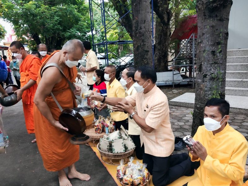 พช.ยโสธร พัฒนาการจังหวัดยโสธร ร่วมทำบุญตักบาตรพระสงฆ์ถวายพระราชกุศล