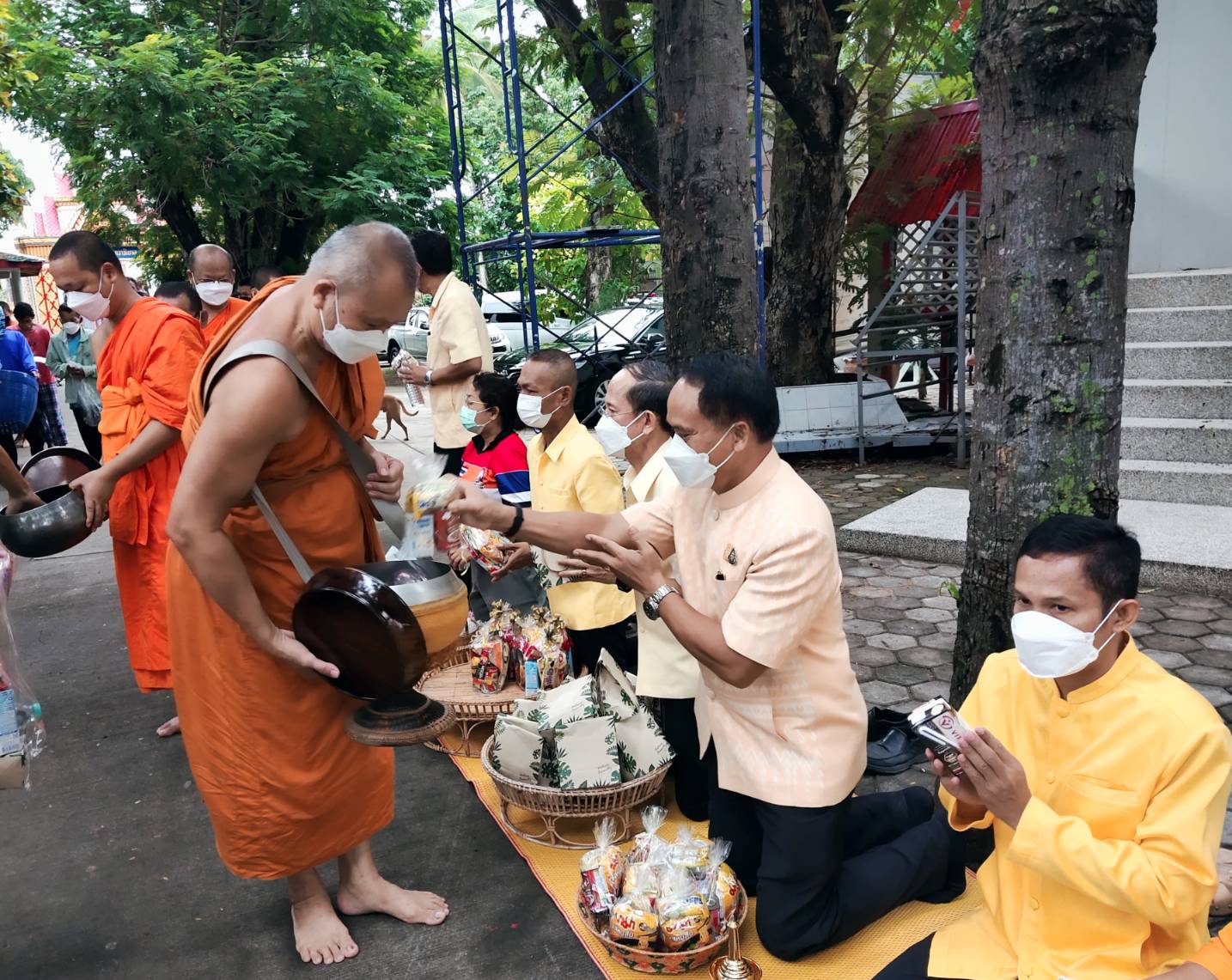 พช.ยโสธร พัฒนาการจังหวัดยโสธร ร่วมทำบุญตักบาตรพระสงฆ์ถวายพระราชกุศล