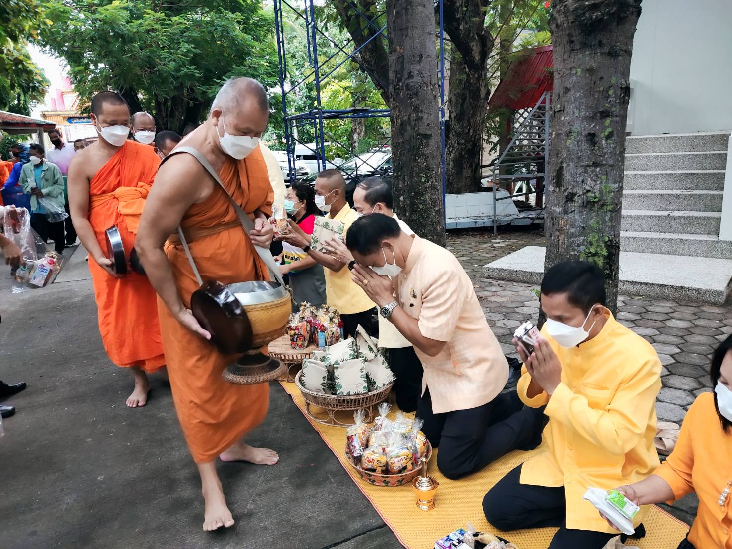 พช.ยโสธร  พัฒนาการจังหวัดยโสธร ร่วมทำบุญตักบาตรพระสงฆ์ถวายพระราชกุศล  พระบาทสมเด็จพระบรมชนกาธิเบศร มหาภูมิพลอดุยเดชมหาราช บรมนาถบพิตร เนื่องในวันคล้ายวันสวรรคต 13 ตุลาคม 2564