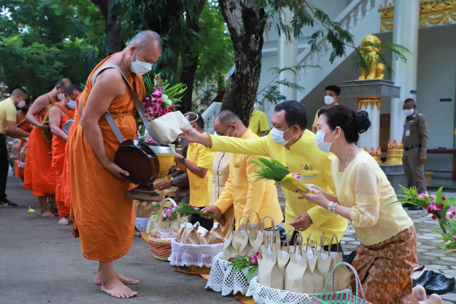 พช.ยโสธร  พัฒนาการจังหวัดยโสธร ร่วมทำบุญตักบาตรพระสงฆ์ถวายพระราชกุศล  พระบาทสมเด็จพระบรมชนกาธิเบศร มหาภูมิพลอดุยเดชมหาราช บรมนาถบพิตร เนื่องในวันคล้ายวันสวรรคต 13 ตุลาคม 2564