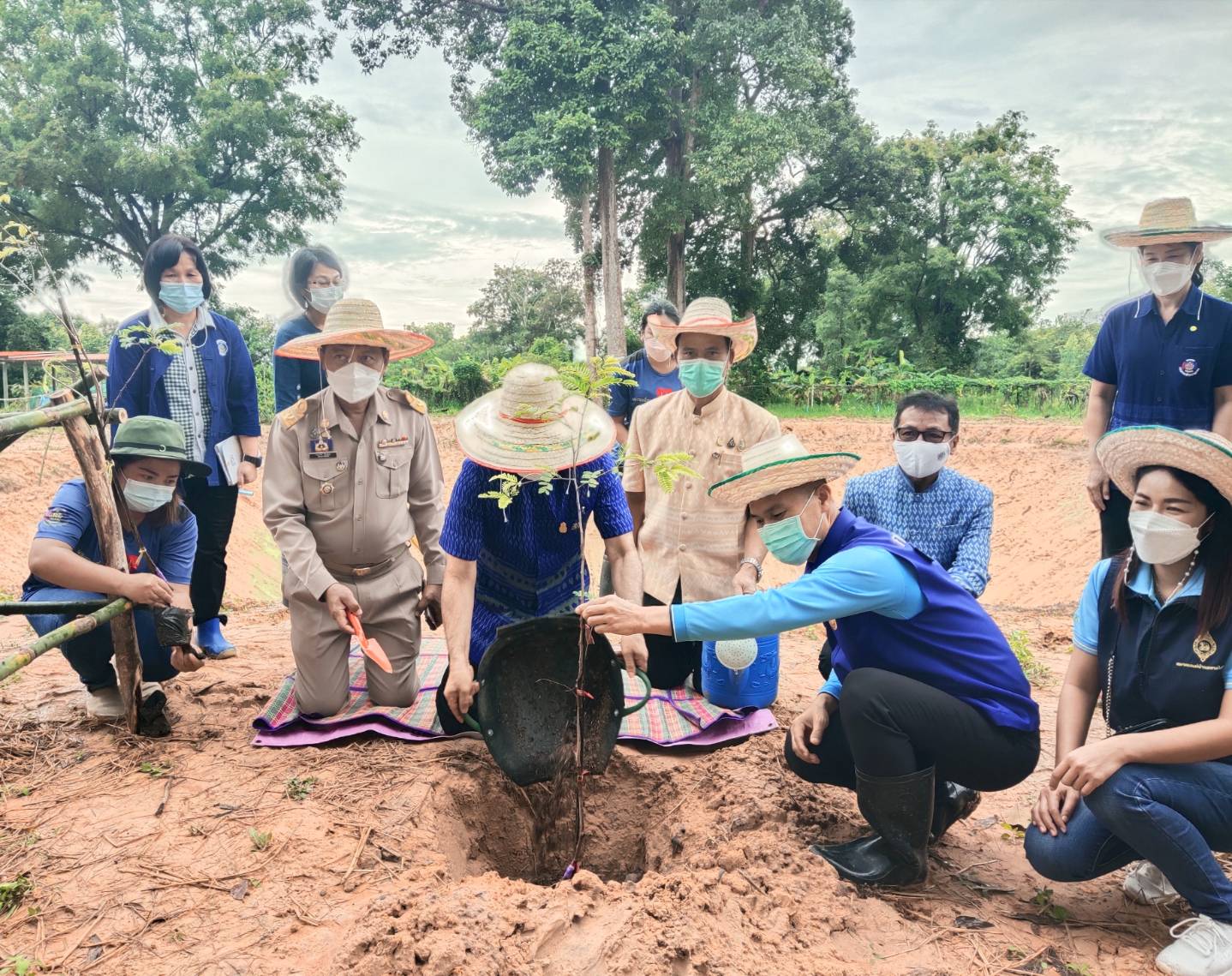 พช.ยโสธร   พัฒนาการจังหวัดยโสธร ร่วมต้อนรับอธิบดีกรมการพัฒนาชุมชน (นายสมคิด จันทมฤก )ลงพื้นที่ตรวจราชการ ศูนย์การเรียนรู้ต้นแบบ “โคก หนอง นา” ในการพัฒนาคุณภาพชีวิต บนพื้นฐานแห่งความพอเพียง ณ พื้นที่จังหวัดอุบลราชธานี