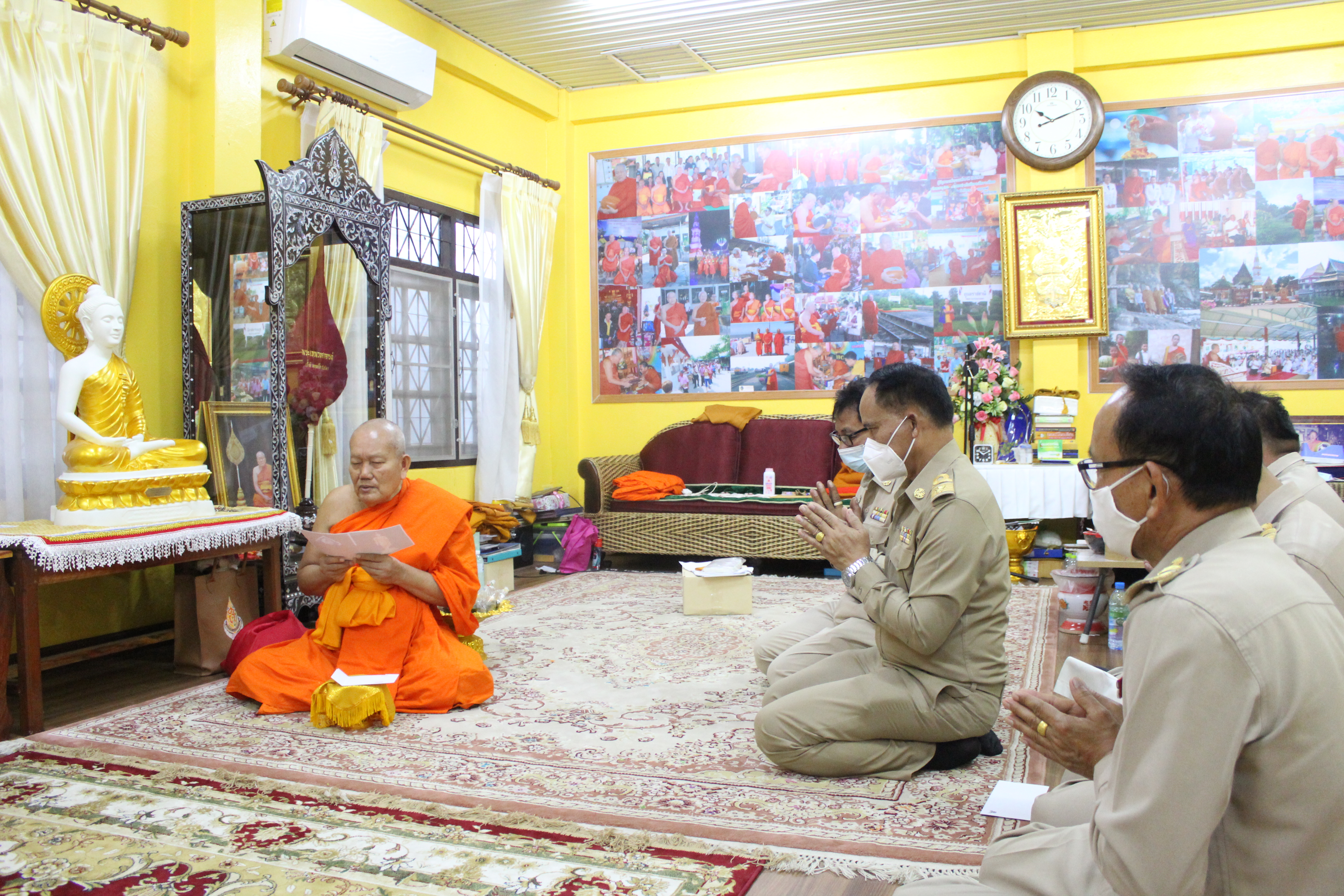 พช.ยโสธร   กราบนมัสการพระเกจิอาจารย์ เพื่อเตรียมความพร้อมในพิธีหล่อพระพุทธรูปและเหรียญ “พระพุทธพัฒนปชานาถ”  เนื่องในโอกาสครบรอบ 60 ปี สถาปนากรมการพัฒนาชุมชน  ??