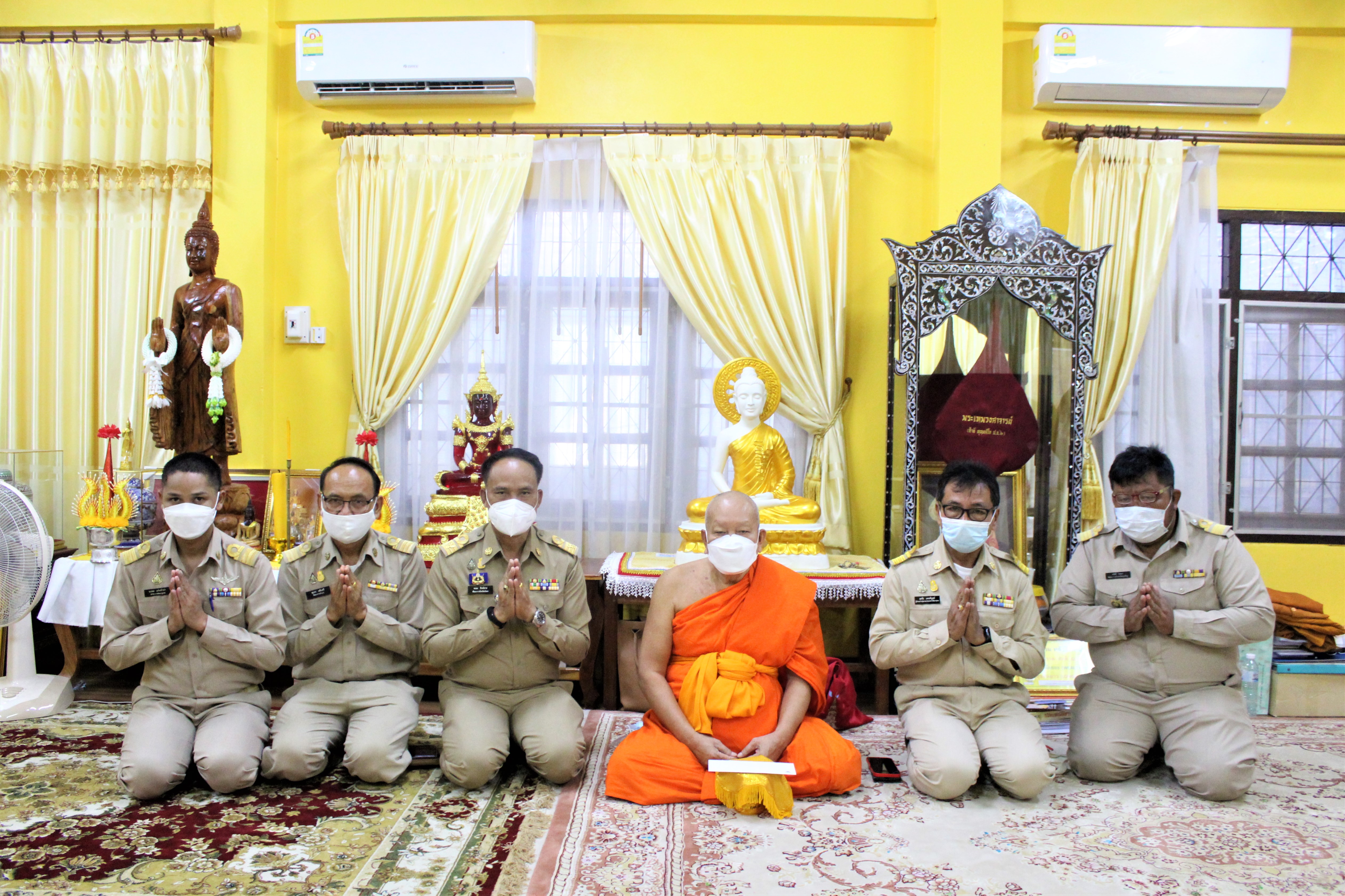 พช.ยโสธร   กราบนมัสการพระเกจิอาจารย์ เพื่อเตรียมความพร้อมในพิธีหล่อพระพุทธรูปและเหรียญ “พระพุทธพัฒนปชานาถ”  เนื่องในโอกาสครบรอบ 60 ปี สถาปนากรมการพัฒนาชุมชน  ??