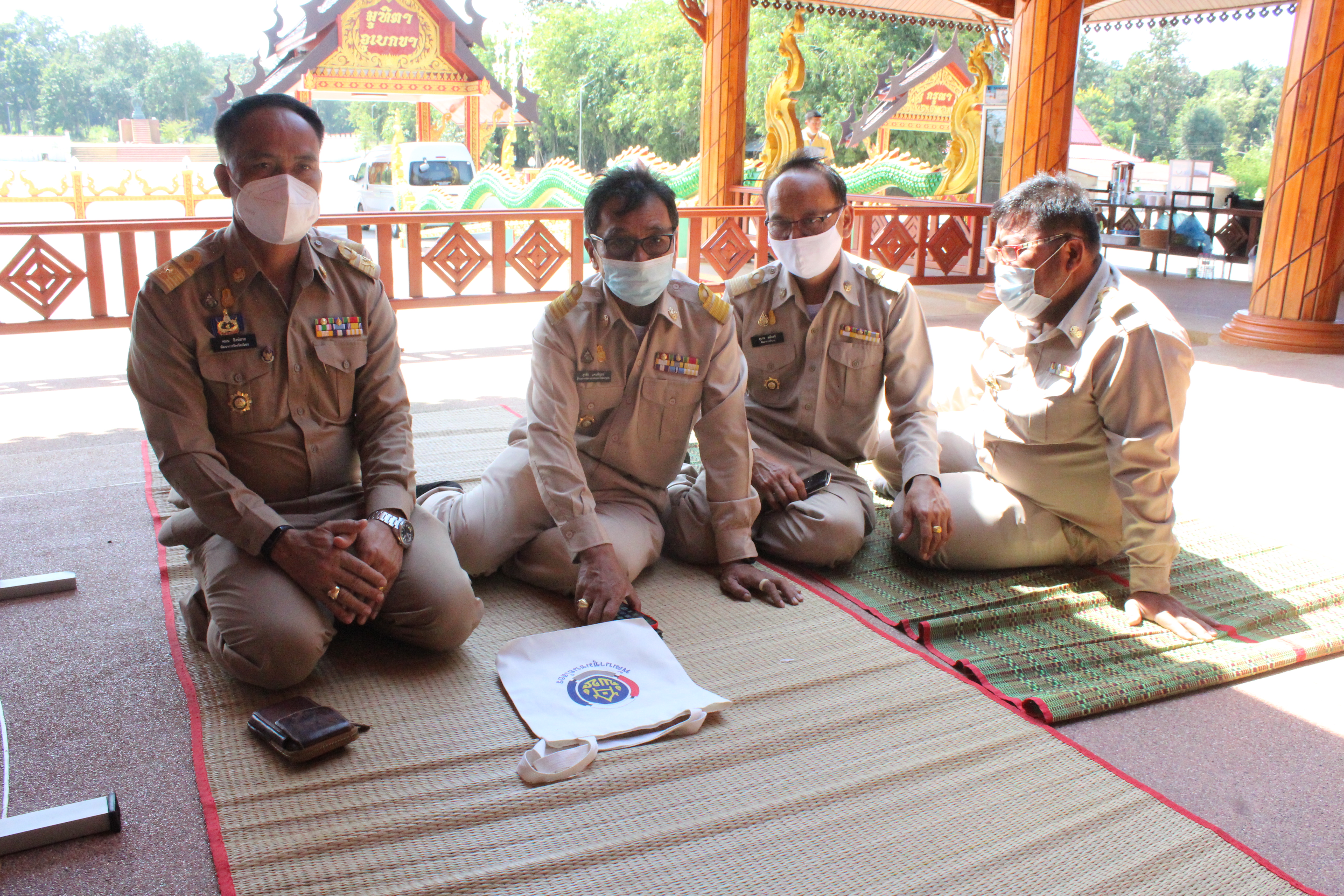 พช.ยโสธร   กราบนมัสการพระเกจิอาจารย์ เพื่อเตรียมความพร้อมในพิธีหล่อพระพุทธรูปและเหรียญ “พระพุทธพัฒนปชานาถ”  เนื่องในโอกาสครบรอบ 60 ปี สถาปนากรมการพัฒนาชุมชน  ??