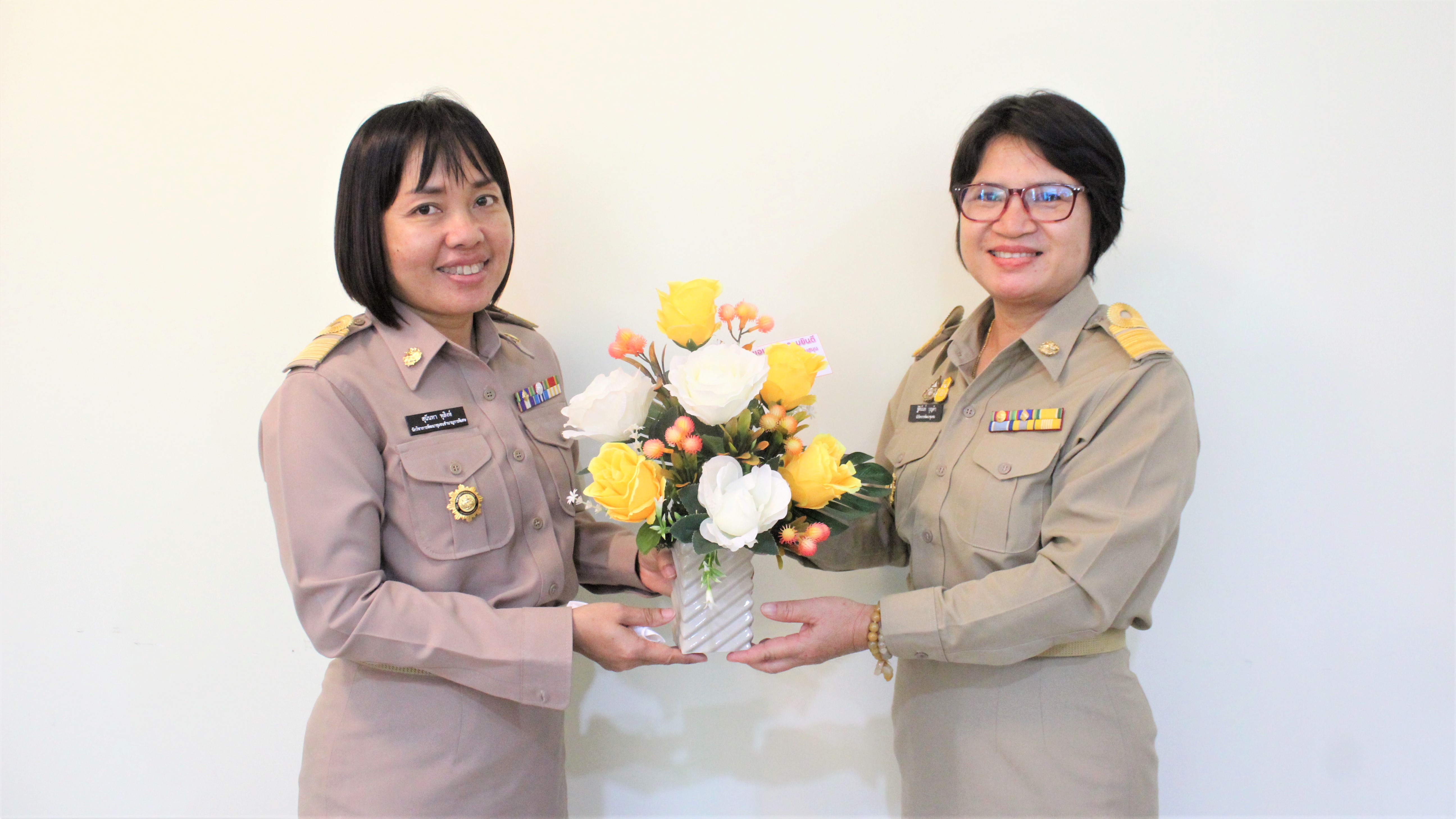 พช.ยโสธร แสดงความยินดีกับ ผอ.กลุ่มงานประสานและสนับสนุนการบริหารงานพัฒนาชุมชน คนใหม่ ที่มีคำสั่งแต่งตั้งให้รักษาการในตำแหน่งฯ ณ สำนักงานพัฒนาชุมชนจังหวัดยโสธร??