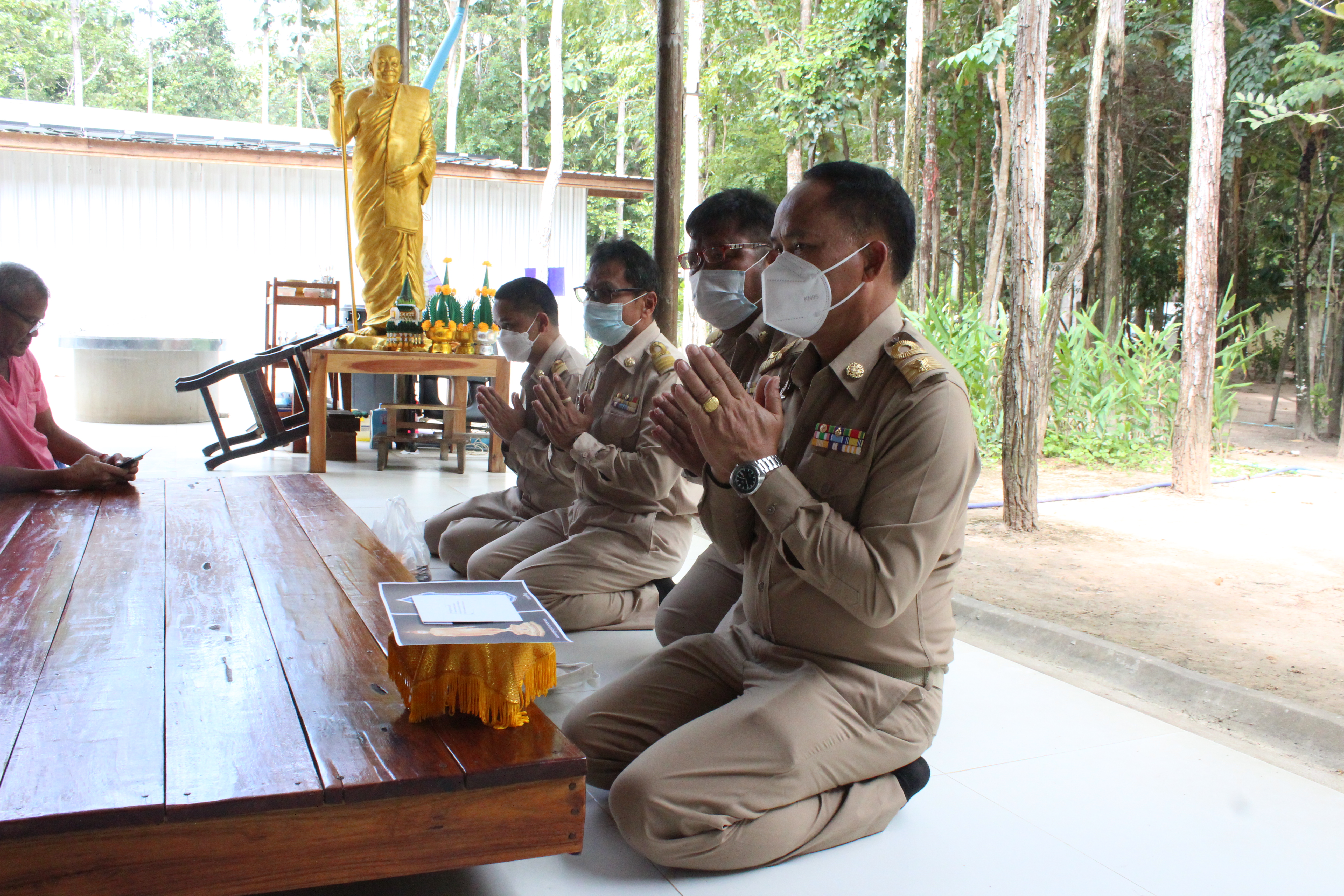 พช.ยโสธร   กราบนมัสการพระเกจิอาจารย์ เพื่อเตรียมความพร้อมในพิธีหล่อพระพุทธรูปและเหรียญ “พระพุทธพัฒนปชานาถ”  เนื่องในโอกาสครบรอบ 60 ปี สถาปนากรมการพัฒนาชุมชน  ??