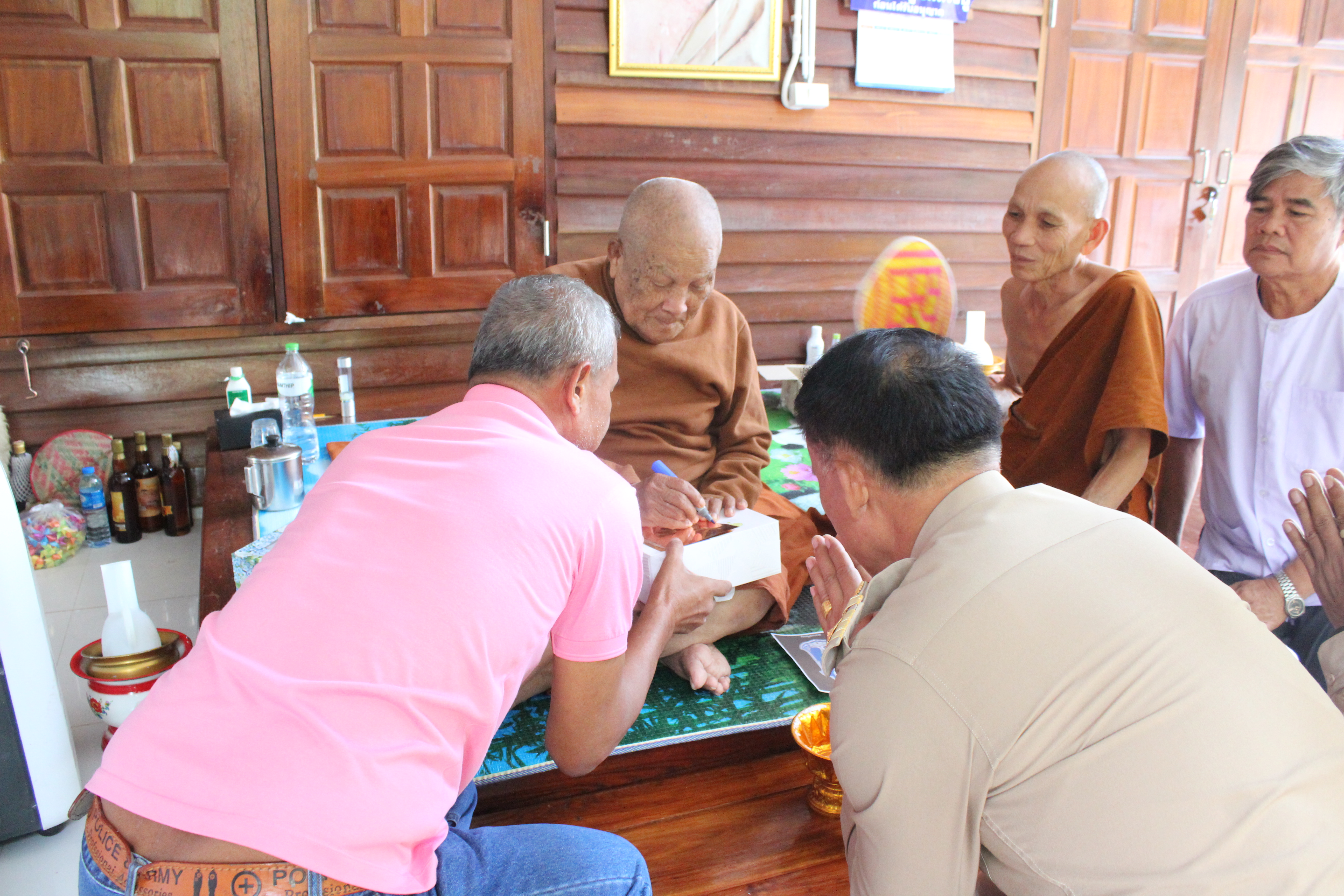 พช.ยโสธร   กราบนมัสการพระเกจิอาจารย์ เพื่อเตรียมความพร้อมในพิธีหล่อพระพุทธรูปและเหรียญ “พระพุทธพัฒนปชานาถ”  เนื่องในโอกาสครบรอบ 60 ปี สถาปนากรมการพัฒนาชุมชน  ??
