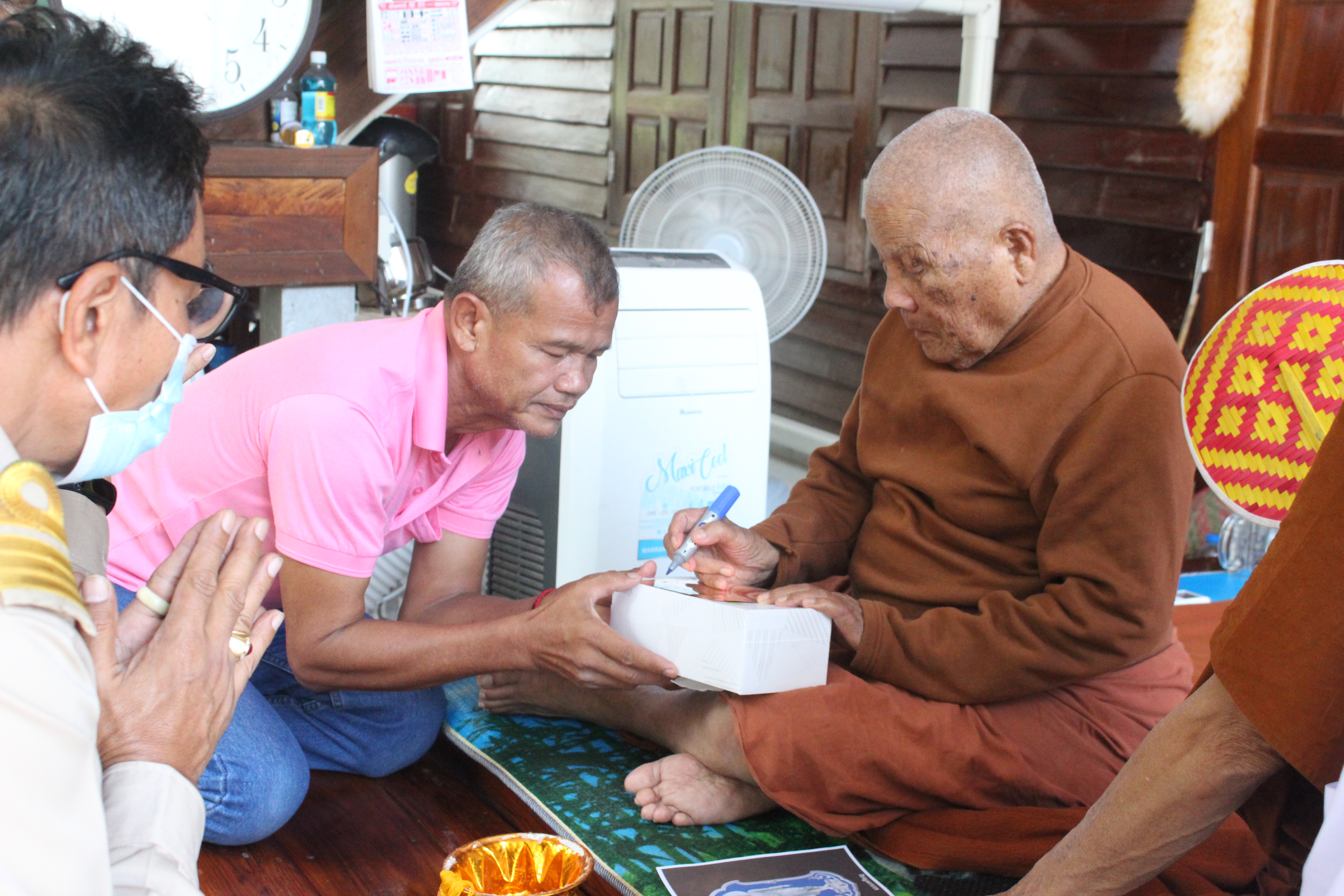 พช.ยโสธร   กราบนมัสการพระเกจิอาจารย์ เพื่อเตรียมความพร้อมในพิธีหล่อพระพุทธรูปและเหรียญ “พระพุทธพัฒนปชานาถ”  เนื่องในโอกาสครบรอบ 60 ปี สถาปนากรมการพัฒนาชุมชน  ??