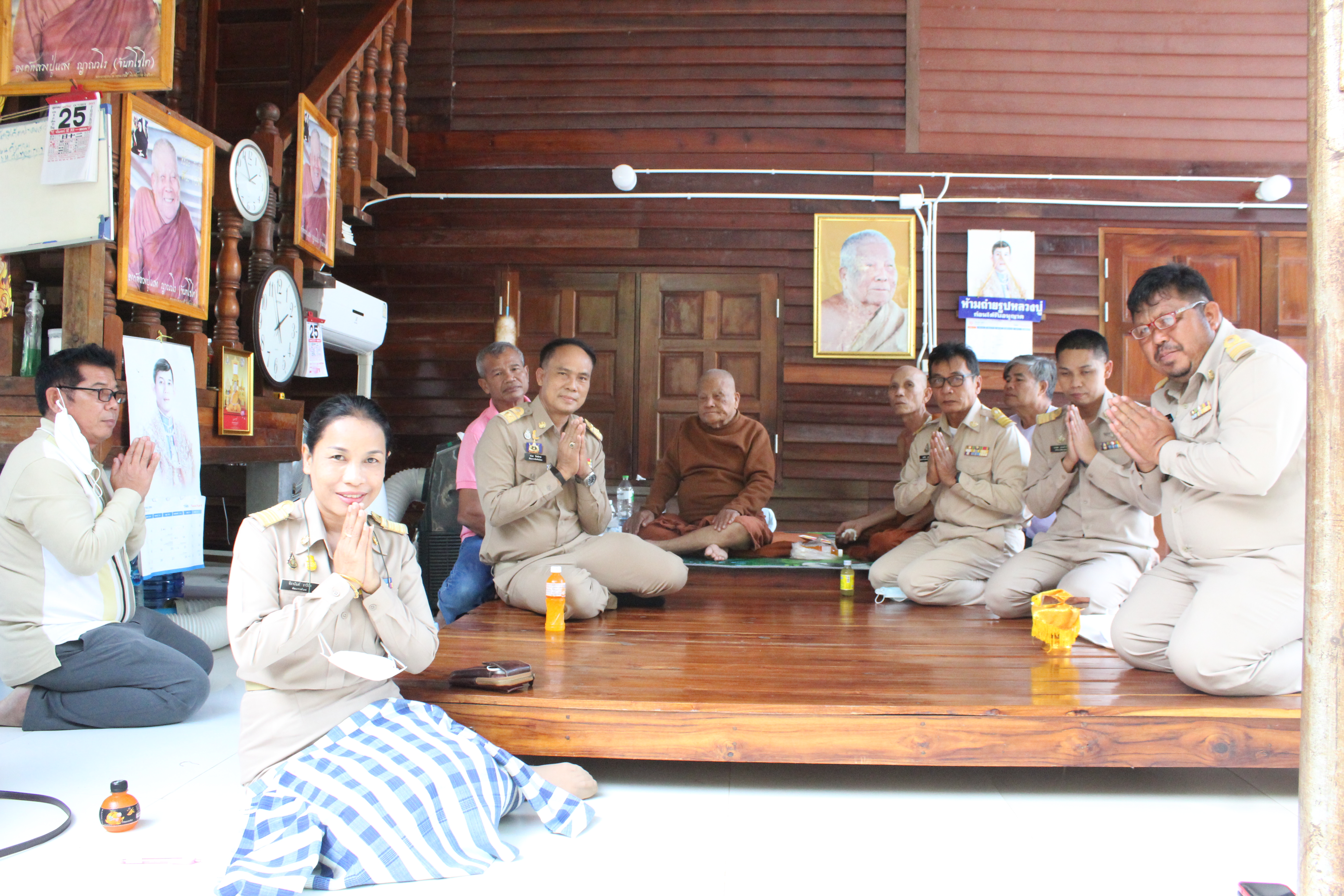 พช.ยโสธร   กราบนมัสการพระเกจิอาจารย์ เพื่อเตรียมความพร้อมในพิธีหล่อพระพุทธรูปและเหรียญ “พระพุทธพัฒนปชานาถ”  เนื่องในโอกาสครบรอบ 60 ปี สถาปนากรมการพัฒนาชุมชน  ??