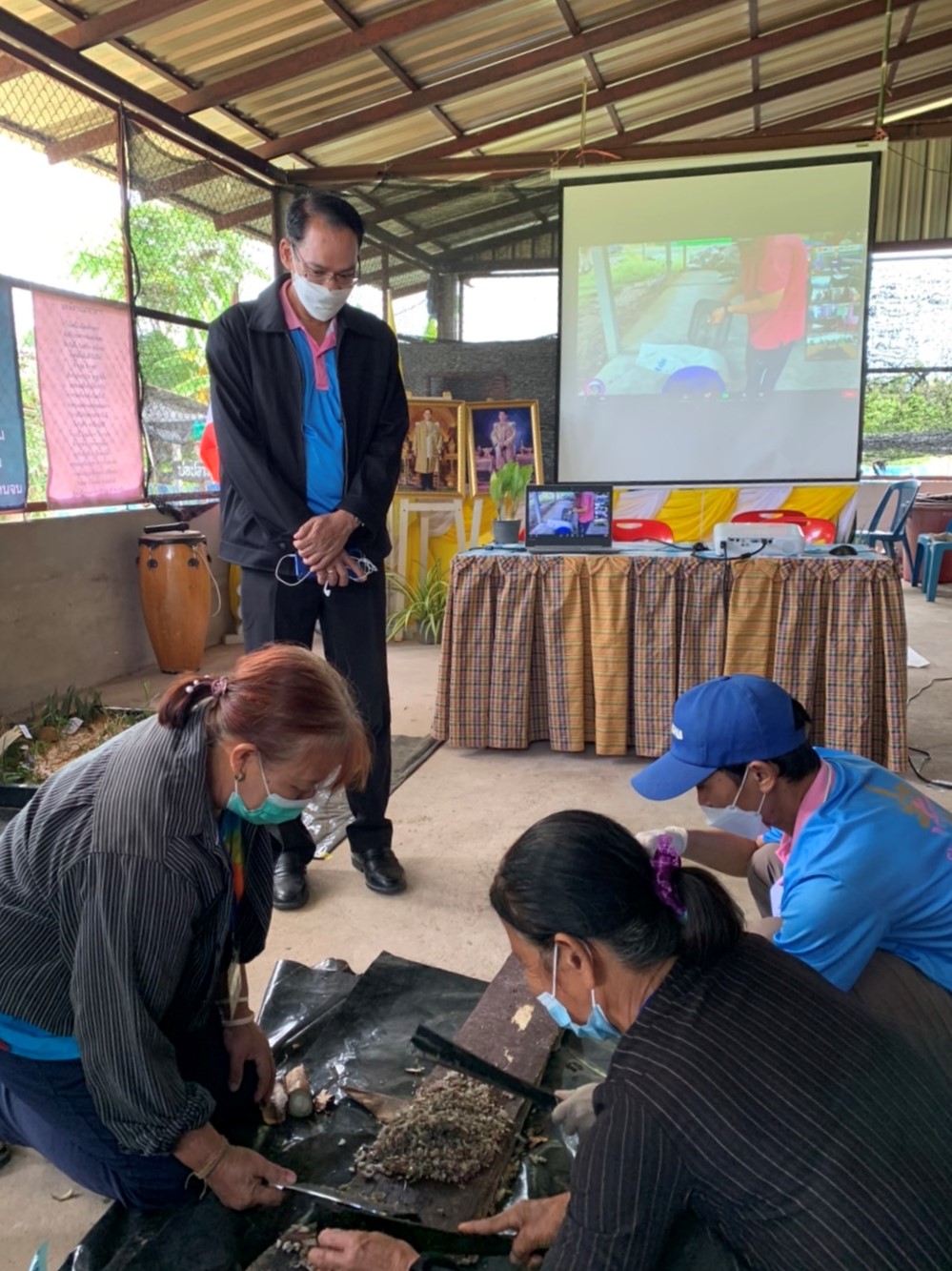 พช.ยโสธร เยี่ยมชมให้กำลังใจ ติดตามสนับสนุนการฝึกอบรมกิจกรรมที่ ๑ ฝึกอบรมระยะสั้นการพัฒนากสิกรรมสู่ระบบเศรษฐกิจพอเพียง รูปแบบ โคก หนอง นา โมเดล หลักสูตรการพัฒนาตามหลัก กสิกรรมธรรมชาติสู่ระบบเศรษฐกิจพอเพียง  แบบออนไลน์ผ่านระบบ zoom  ??