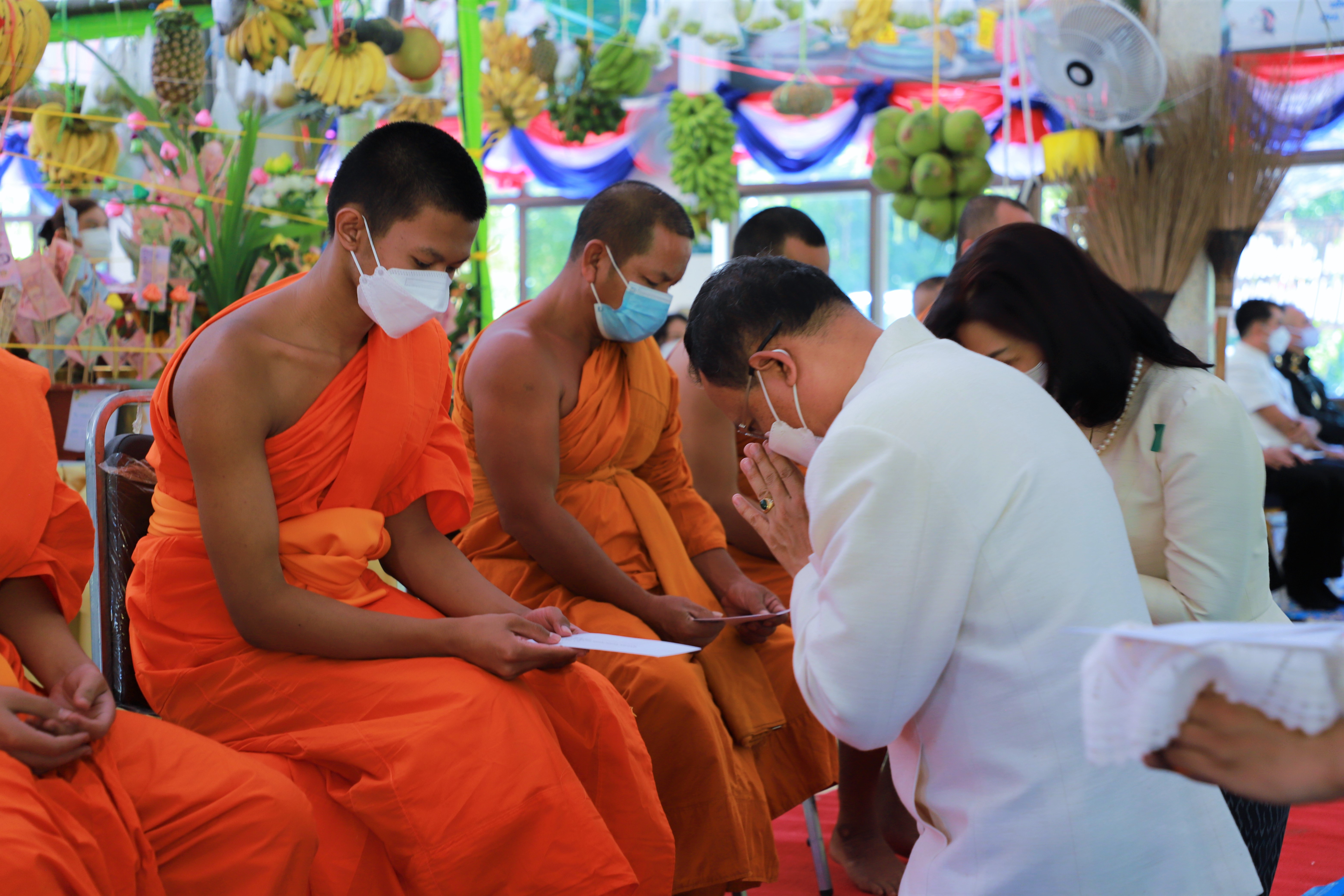 พช.ยโสธร  ร่วมพิธีถวายกฐินสามัคคีจังหวัดยโสธร ณ วัดฟ้าห่วนใต้ ตำบลฟ้าห่วน อำเภอค้อวัง จังหวัดยโสธร ?