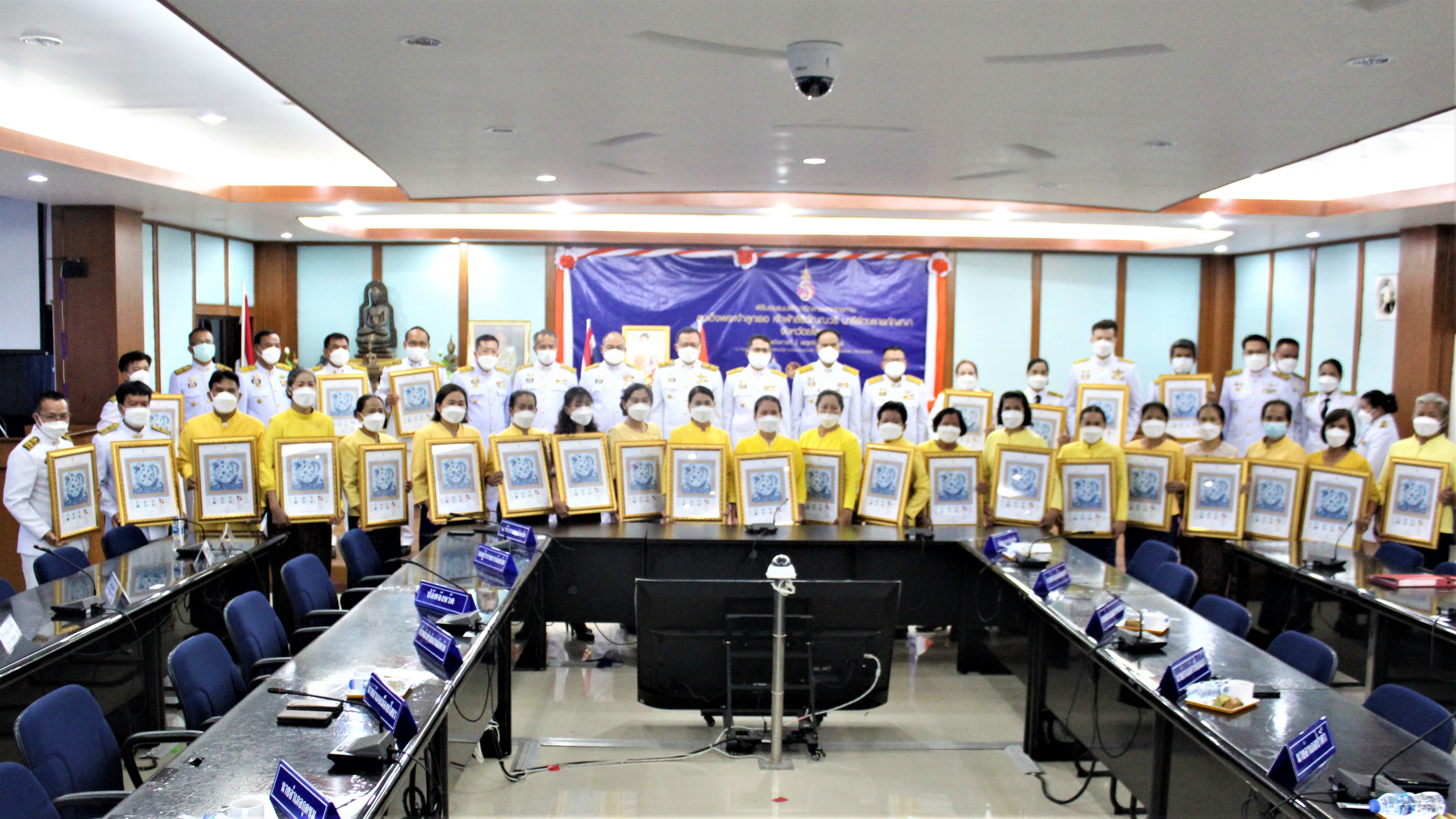 พช.ยโสธร สนองพระปณิธาน เจ้าฟ้าสิริวัณณวรีฯ มอบแบบผ้าบาติก ลายพระราชทาน สานต่อปณิธานหัตถศิลป์ล้ำค่า พระบรมราชชนนีพันปีหลวง ??