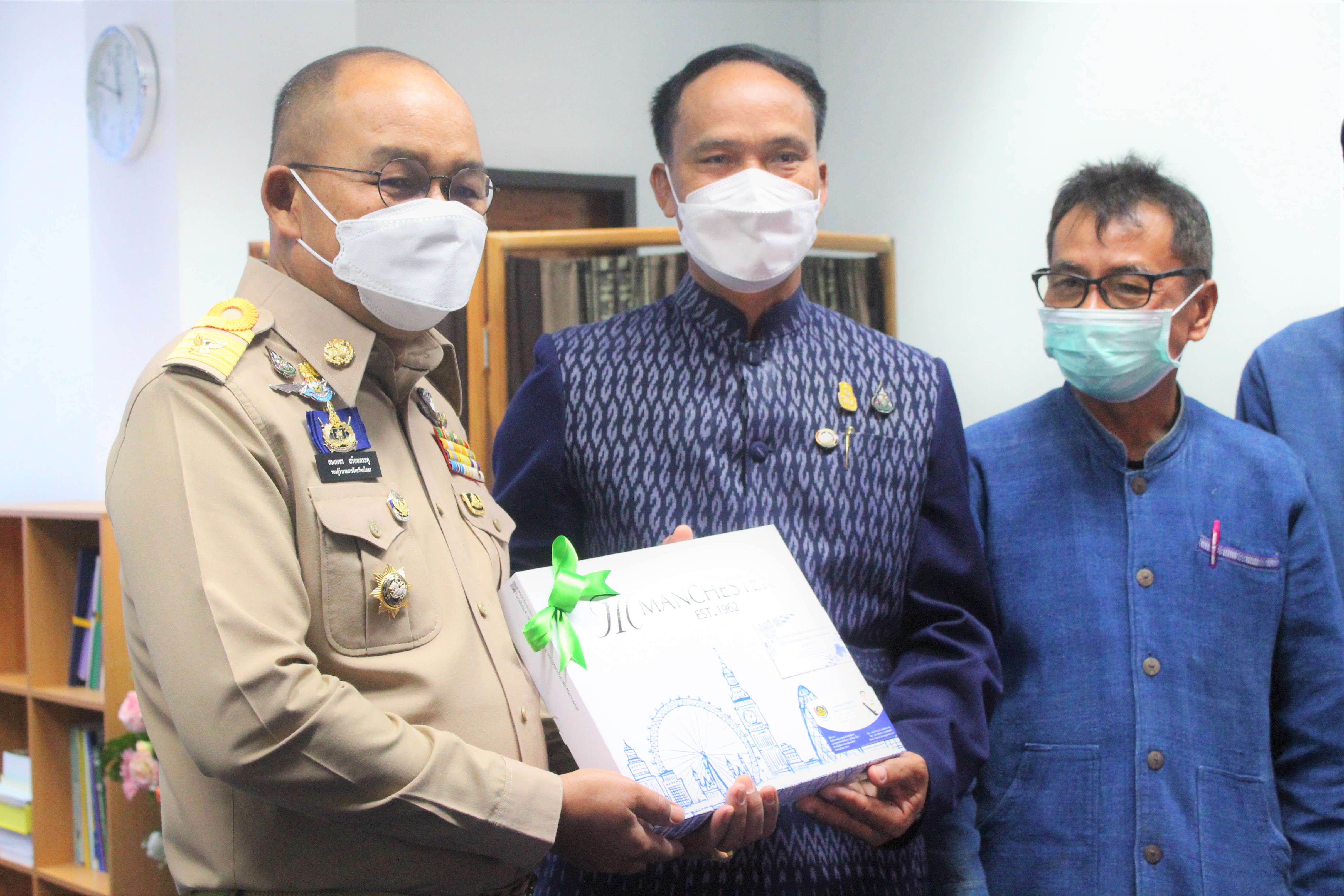 พช.ยโสธร ร่วมแสดงความยินดีนายสมเพชร สร้อยสระคู รองผู้ว่าราชการจังหวัดยโสธร ในโอกาสย้ายไปดำรงตำแหน่งรองผู้ว่าราชการจังหวัดอุบลราชธานี  ?