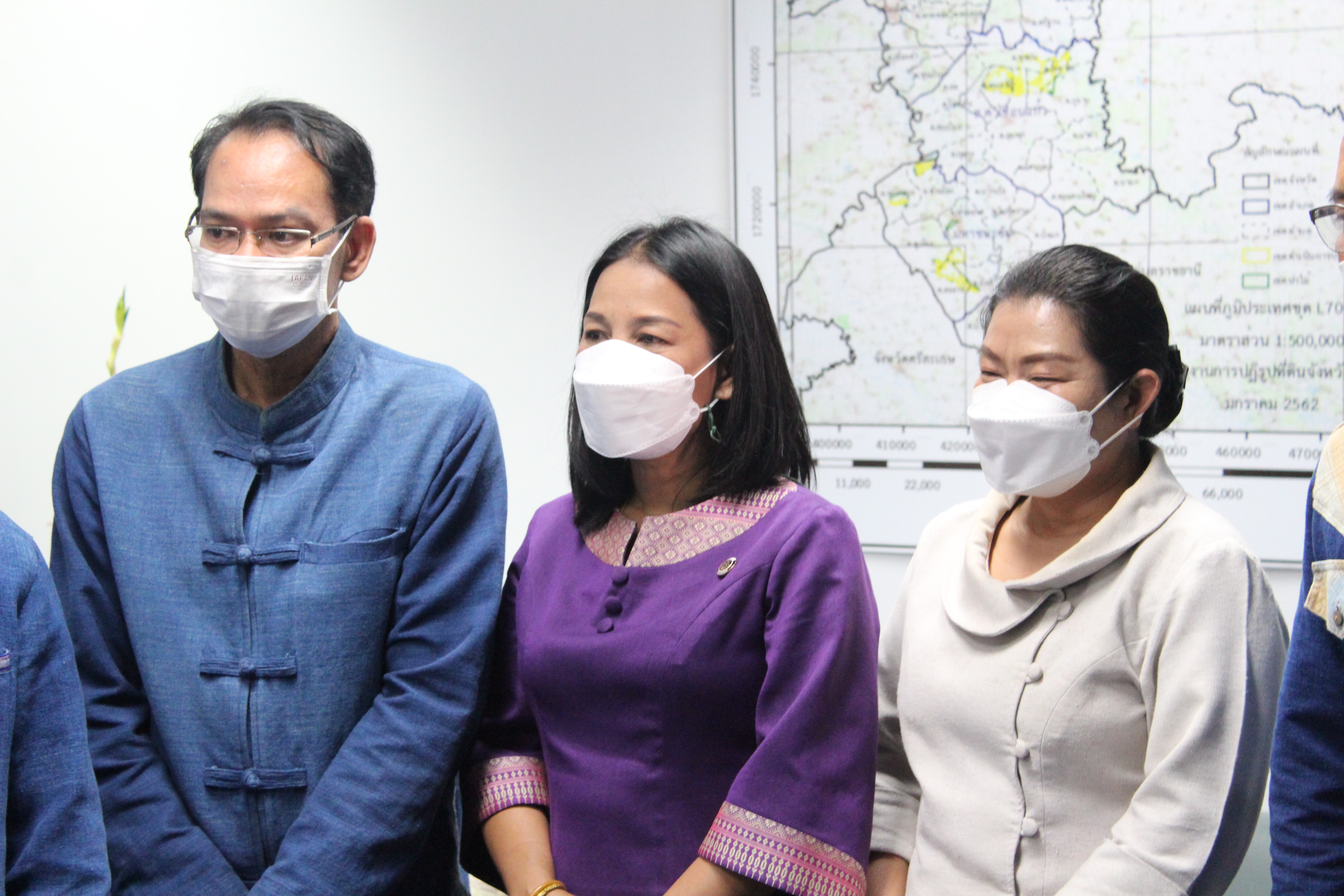 พช.ยโสธร ร่วมแสดงความยินดีนายสมเพชร สร้อยสระคู รองผู้ว่าราชการจังหวัดยโสธร ในโอกาสย้ายไปดำรงตำแหน่งรองผู้ว่าราชการจังหวัดอุบลราชธานี  ?