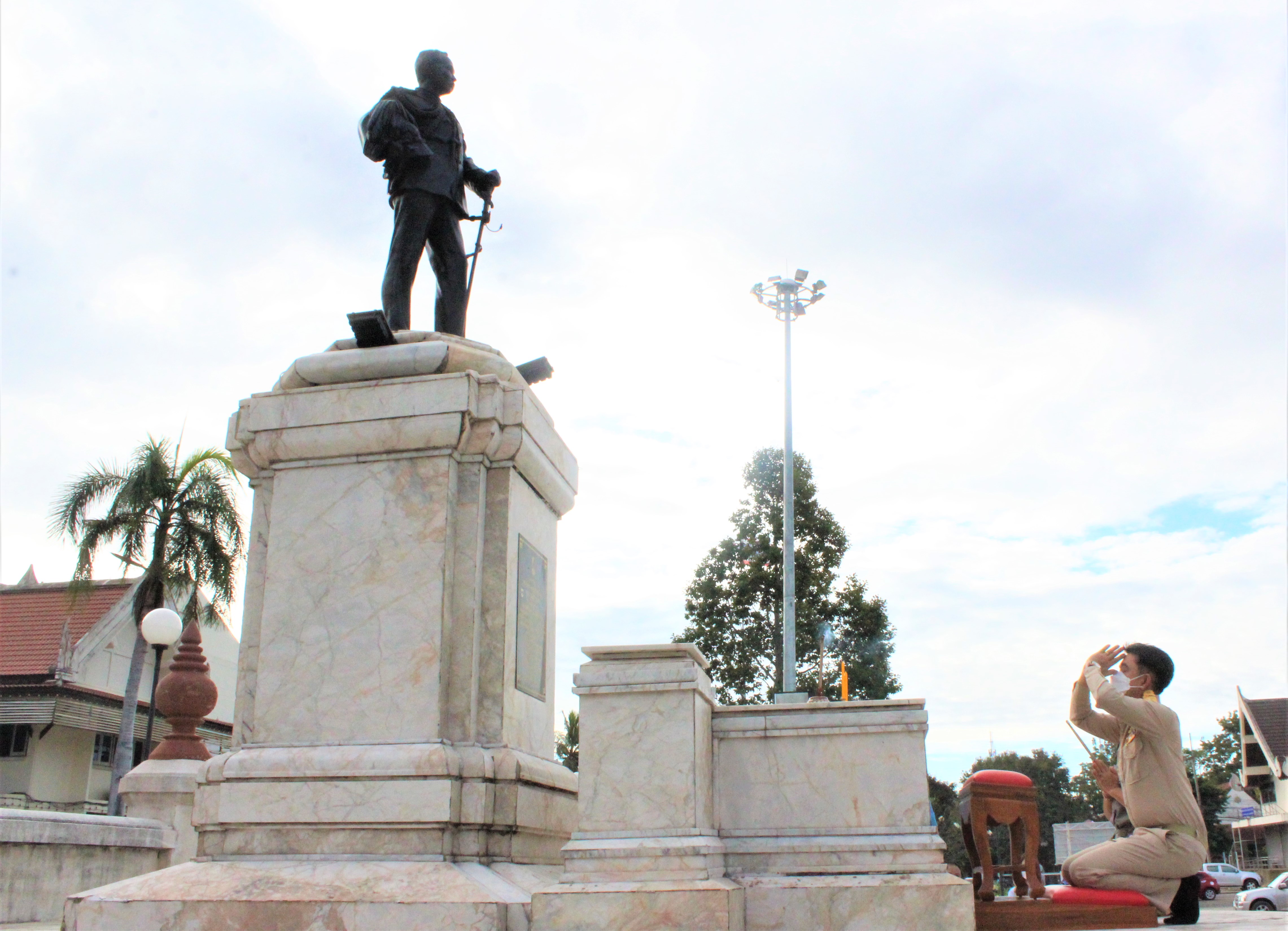 พช.ยโสธร  นายชัยวัฒน์ แสงศรี รองผู้ว่าราชการจังหวัดยโสธร เข้าสักการะสิ่งศักดิ์สิทธิ์ประจำจังหวัดยโสธร เนื่องในโอกาสเข้ารับตำแหน่ง ?