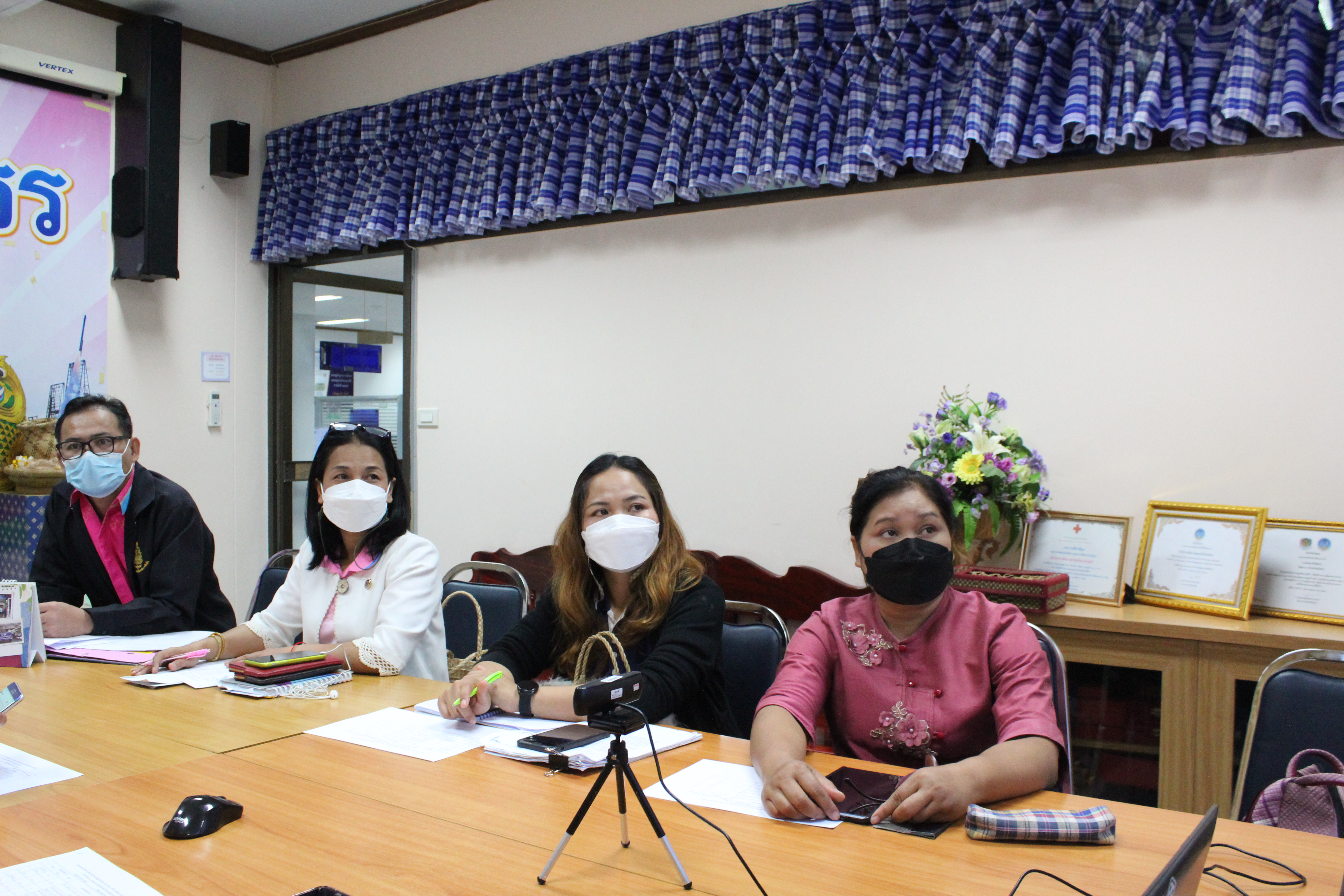 พช.ยโสธร  ร่วมประชุมชักซ้อมแนวทางการดำเนินโครงการพัฒนาหมู่บ้านเศรษกิจพอเพียง กิจกรรมที่ 1 สร้างและพัฒนากลไกขับเคลื่อนในระดับพื้นที่ กิจกรรม 1.1อบรมแกนนำขับเคลื่อนหมูบ้านเศรษกิจพอเพียง ?