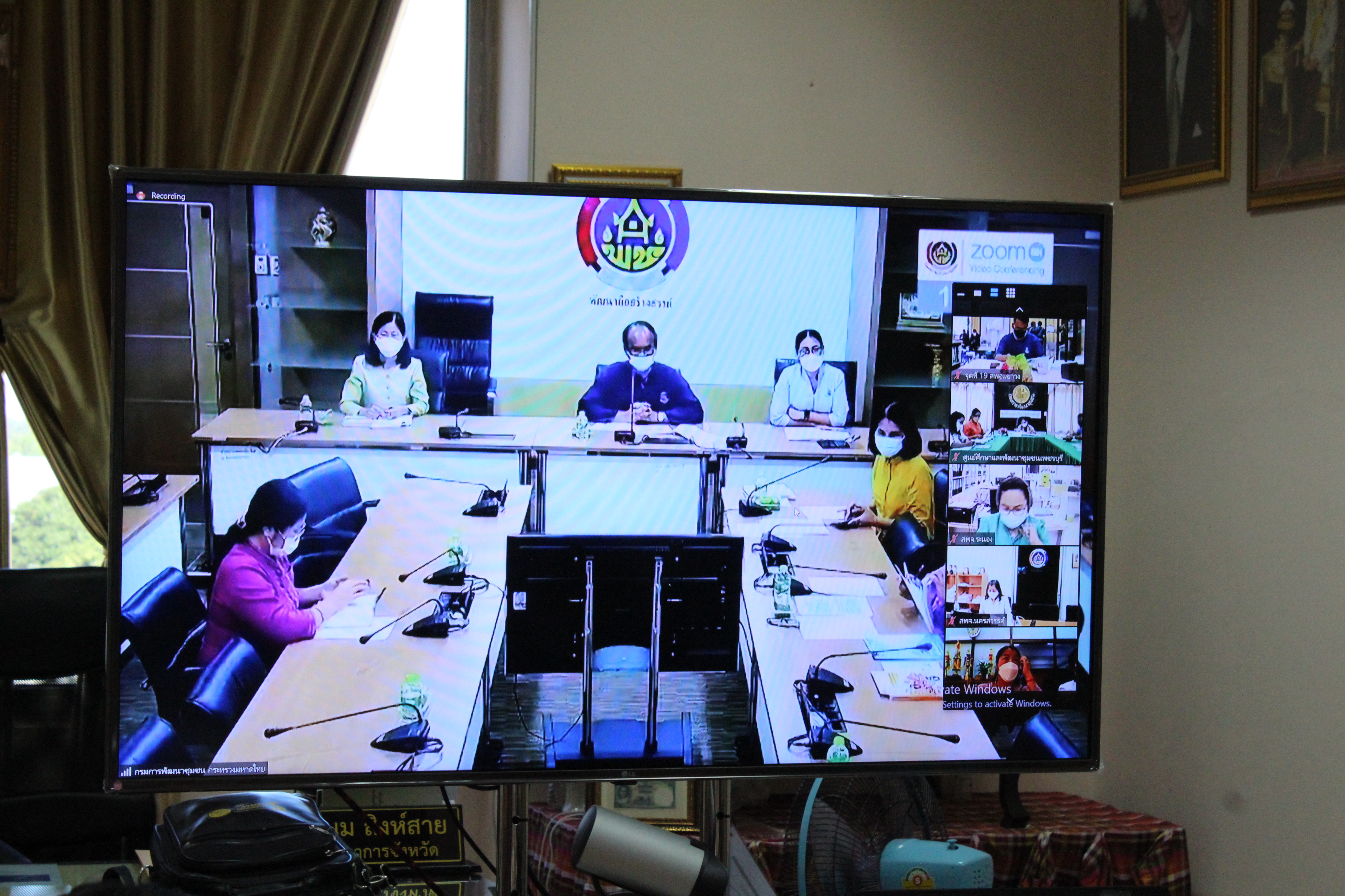 พช.ยโสธร  ร่วมประชุมชักซ้อมแนวทางการดำเนินโครงการพัฒนาหมู่บ้านเศรษกิจพอเพียง กิจกรรมที่ 1 สร้างและพัฒนากลไกขับเคลื่อนในระดับพื้นที่ กิจกรรม 1.1อบรมแกนนำขับเคลื่อนหมูบ้านเศรษกิจพอเพียง ?