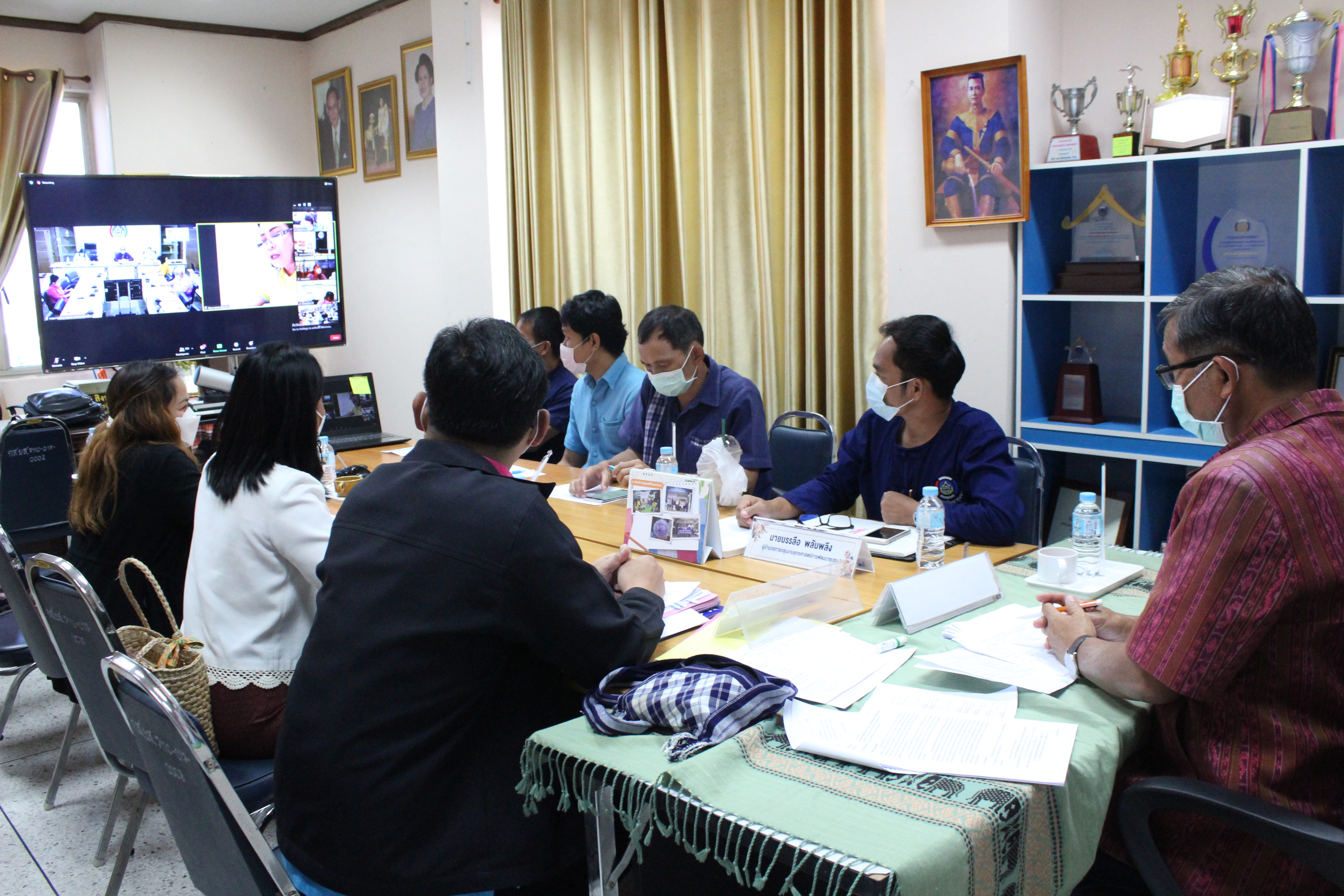 พช.ยโสธร  ร่วมประชุมชักซ้อมแนวทางการดำเนินโครงการพัฒนาหมู่บ้านเศรษกิจพอเพียง กิจกรรมที่ 1 สร้างและพัฒนากลไกขับเคลื่อนในระดับพื้นที่ กิจกรรม 1.1อบรมแกนนำขับเคลื่อนหมูบ้านเศรษกิจพอเพียง ?