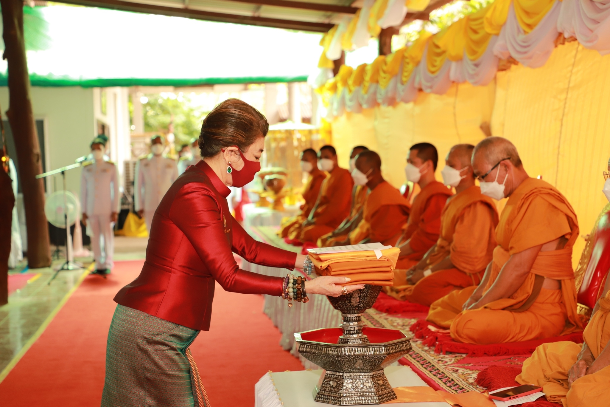 พช.ยโสธร ร่วมพิธีถวายผ้าพระกฐินพระราชทาน ประจำปี 2564 ม.ร.ว.มาลินี จักรพันธุ์ ถวายผ้าพระกฐินพระราชทาน ณ วัดบูรพา ตำบลทุ่งแต้ อำเภอเมืองยโสธร จังหวัดยโสธร ?
