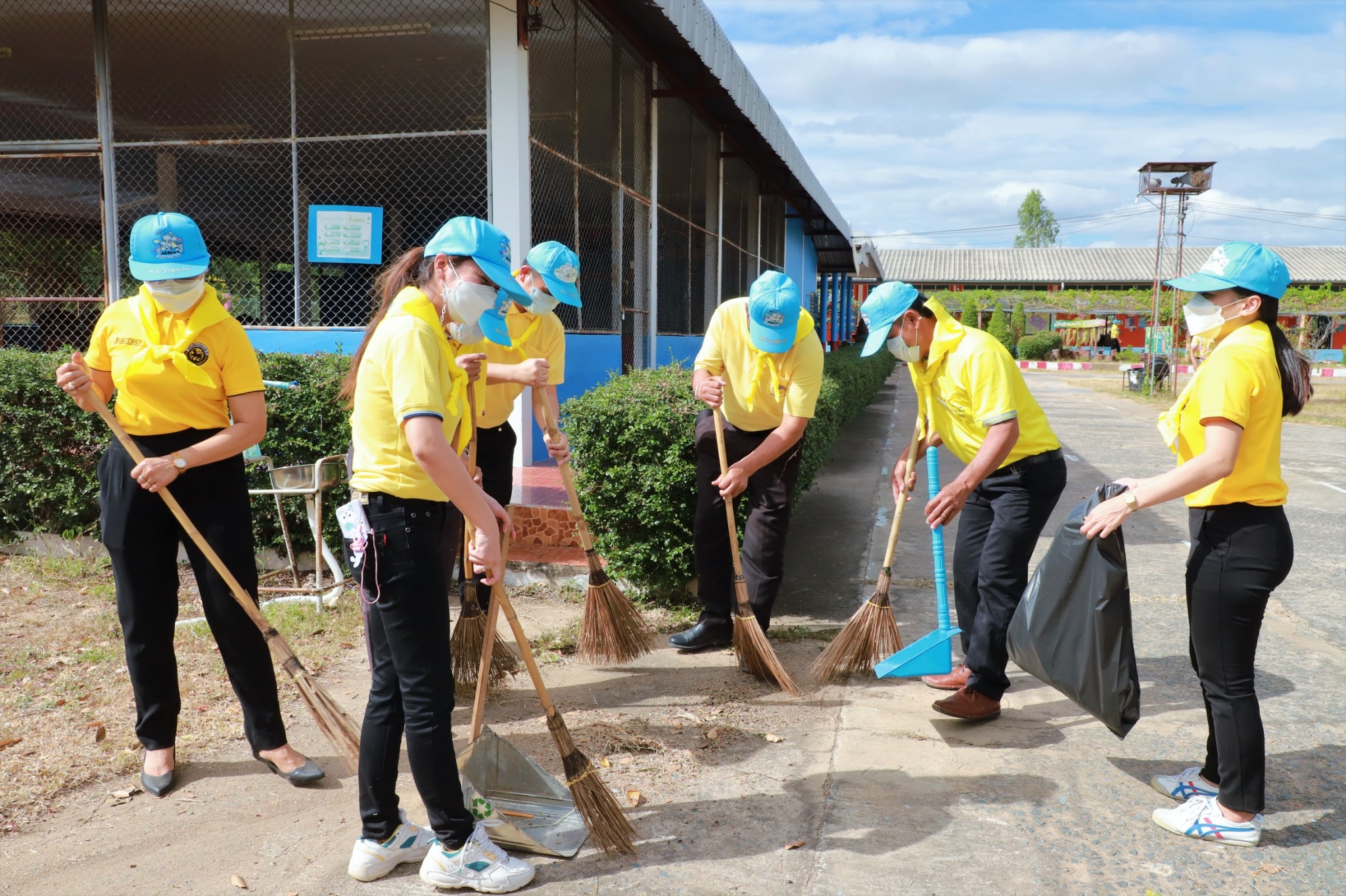 พช.ยโสธร ร่วมกิจกรรมจิตอาสาพัฒนาสถานศึกษา โรงเรียนบ้านศิริพัฒนา  ตำบลน้ำอ้อม อำเภอค้อวัง จังหวัดยโสธร ??