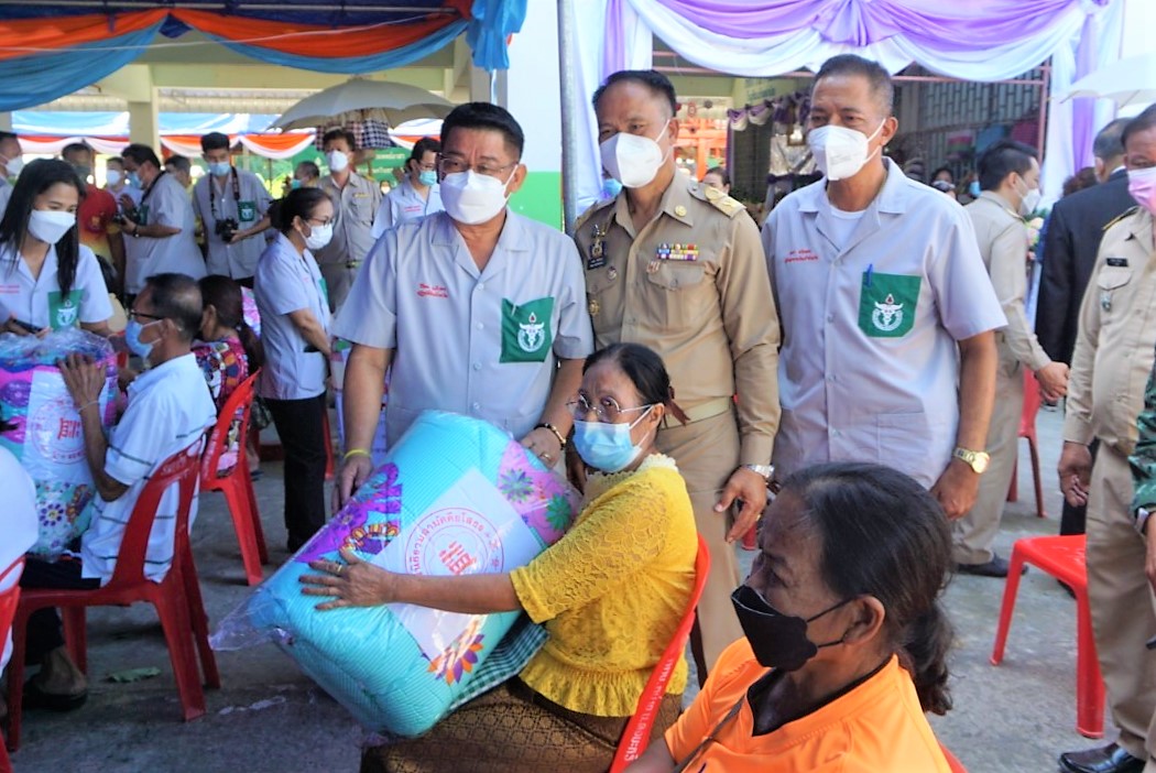 พช.ยโสธร ร่วมออกหน่วยปฏิบัติงานหน่วยแพทย์ พอ.สว. ร่วมโครงการจังหวัดเคลื่อนที่ “ เพิ่มรอยยิ้ม เติมความสุข ให้คนยโสธร  ” ปีงบประมาณ พ.ศ. 2565   ณ บ้านเหล่าน้อย  ตำบลค้อวัง อำเภอค้อวัง จังหวัดยโสธร ?