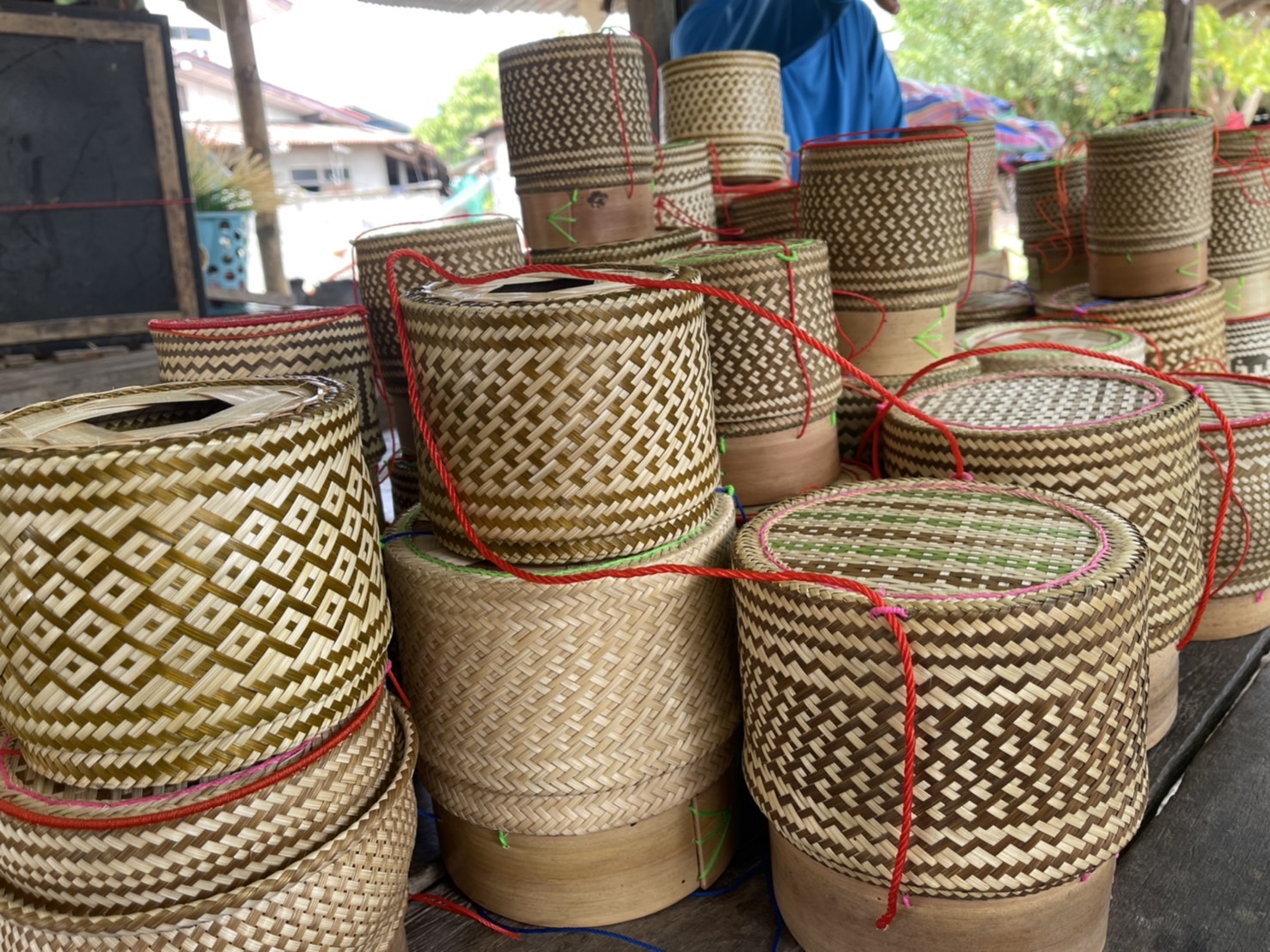 พช.ยโสธร นักการตลาดรุ่นใหม่ลงพื้นที่กลุ่มผู้ผลิตผู้ประกอบการ OTOP??? กลุ่มพัฒนาการจักสานบ้านทุ่งนางโอก หมู่ที่3  และกลุ่มจักสานบ้านหนองเป้า หมู่ที่ 4