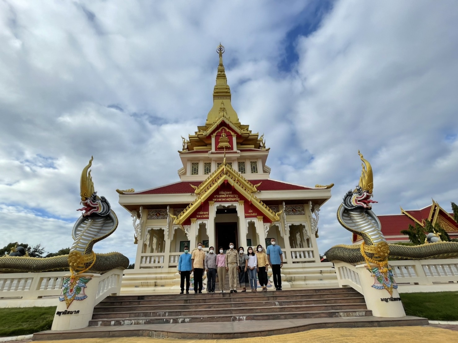พช.ยโสธร  นายชัยวัฒน์ แสงศรี รองผู้ว่าราชการจังหวัดยโสธร เข้าสักการะสิ่งศักดิ์สิทธิ์ประจำจังหวัดยโสธร เนื่องในโอกาสเข้ารับตำแหน่ง ?
