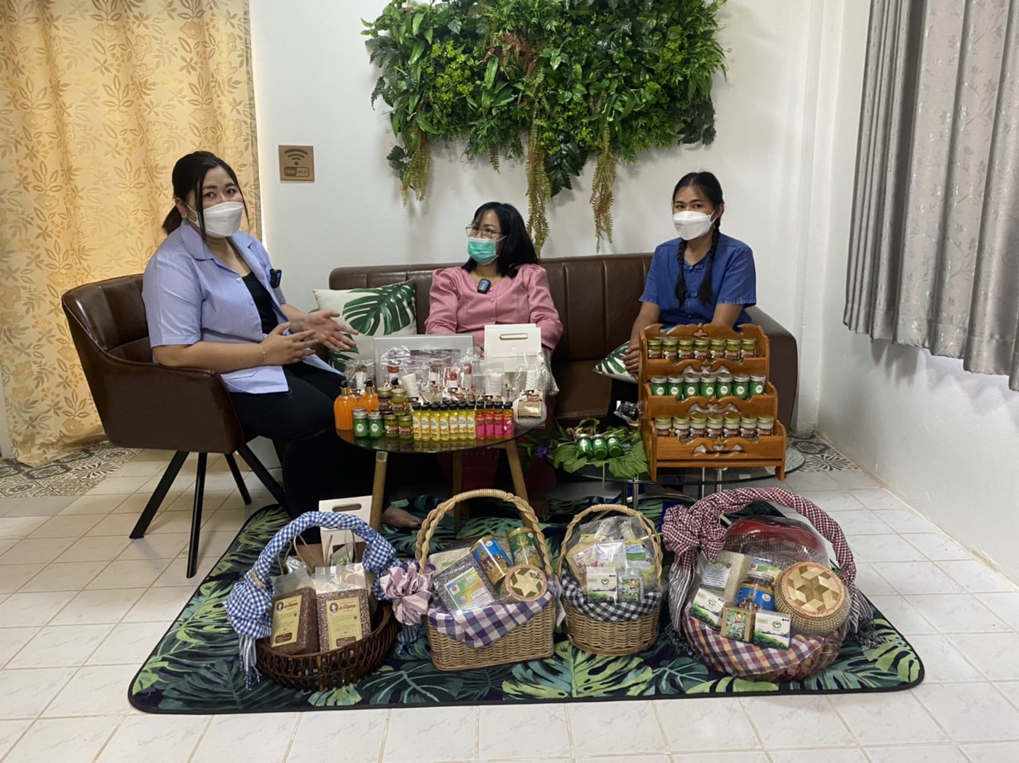 พช. ยโสธร นักการตลาดรุ่นใหม่ร่วมกับสำนักงานประชาสัมพันธ์และประชารัฐรักสามัคคี Live สดสินค้า OTOP กลุ่มสตรีศรีวิเศษศูนย์สมุนไพร ??????