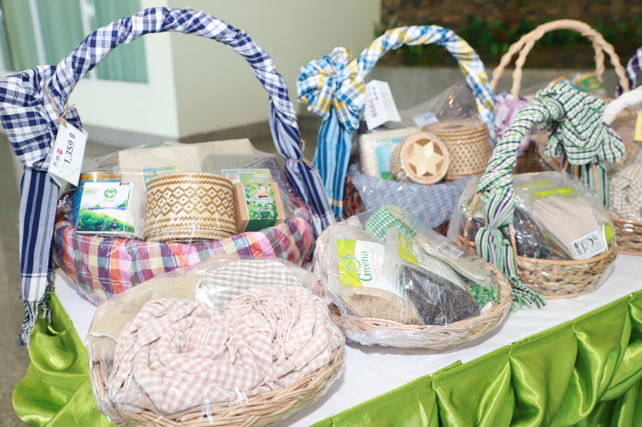 ผู้ว่าฯ ยโสธร ชวนช็อปอุดหนุนกระเช้าผลิตภัณฑ์ OTOP สวมใส่ผ้าลายขอฯ ผ้าเมืองยศ ส่งมอบความสุขเทศกาลปีใหม่ 2565