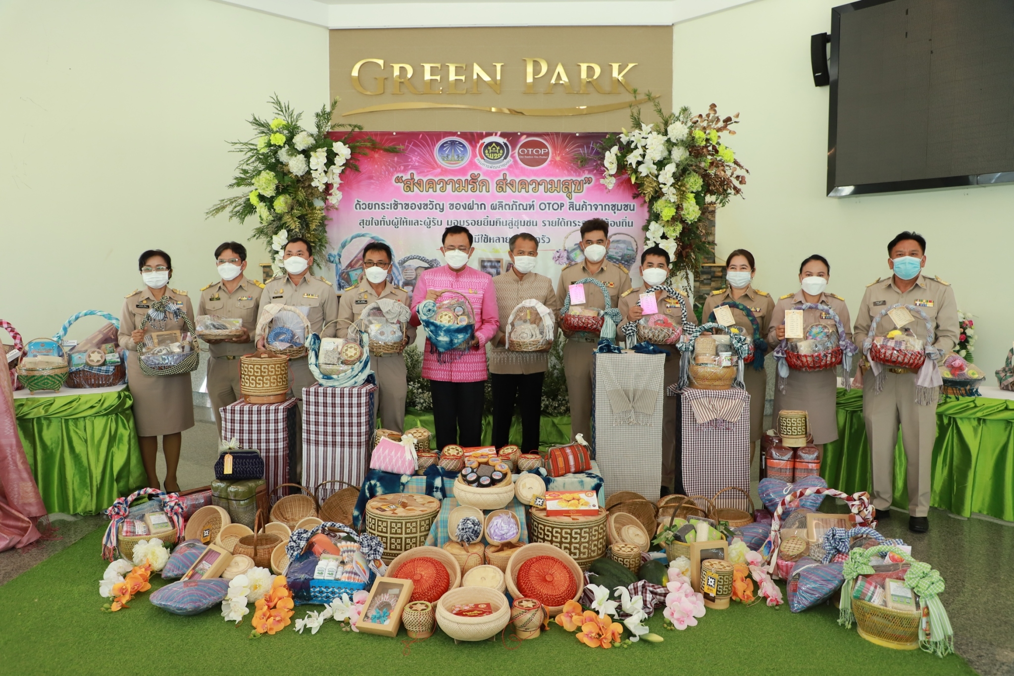 ผู้ว่าฯ ยโสธร ชวนช็อปอุดหนุนกระเช้าผลิตภัณฑ์ OTOP สวมใส่ผ้าลายขอฯ ผ้าเมืองยศ ส่งมอบความสุขเทศกาลปีใหม่ 2565