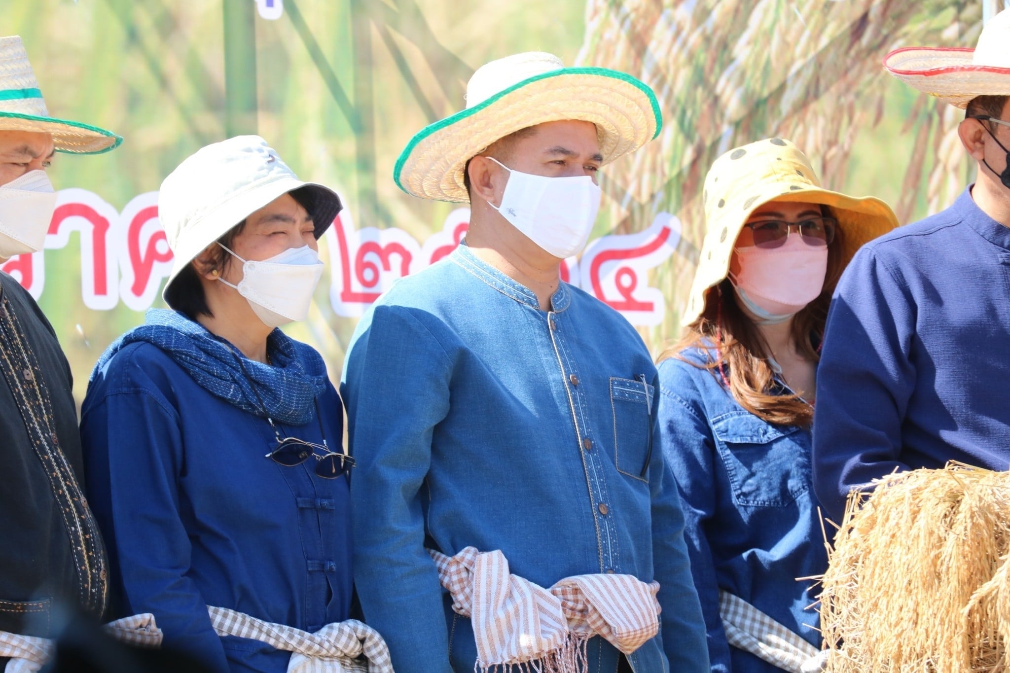 พช.ยโสธร ร่วมกิจกรรมลงแขกเกี่ยวข้าวแปลงนาอินทรีย์ ( ดำนาวันแม่ เก็บเกี่ยววันพ่อในโอกาสเฉลิมฉลอง 250 ปี ฮุ่งเฮืองเมืองยศ) ???