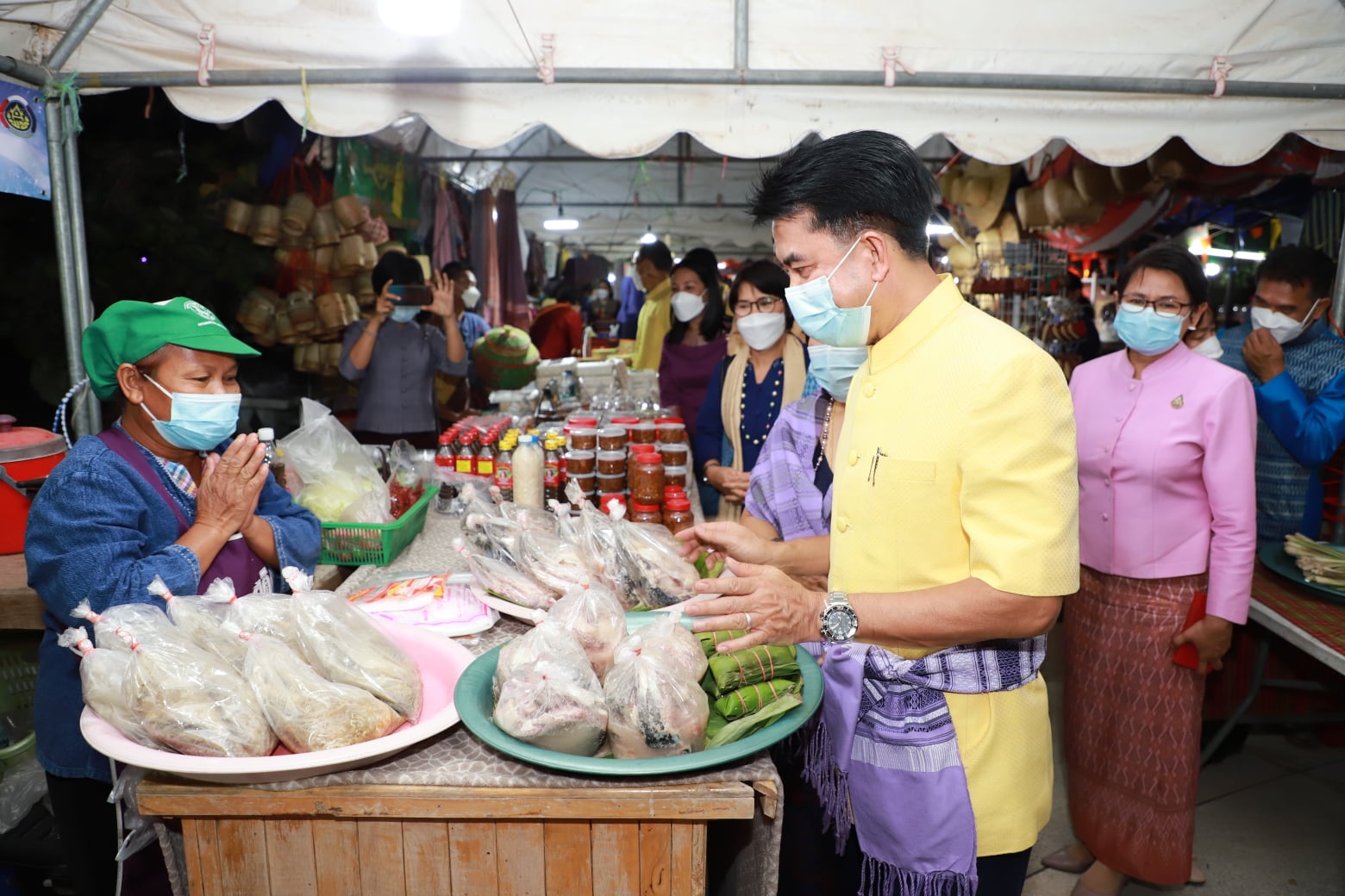 พช.ยโสธร เปิดงานโครงการส่งเสริมช่องทางการตลาดผลิตภัณฑ์ กลุ่มอาชีพสมาชิกกองทุนพัฒนาบทบาทสตรี และผู้ผลิต ผู้ประกอบการ OTOP  ในงานส่งท้ายปีเก่าต้อนรับปีใหม่จังหวัดยโสธร ?