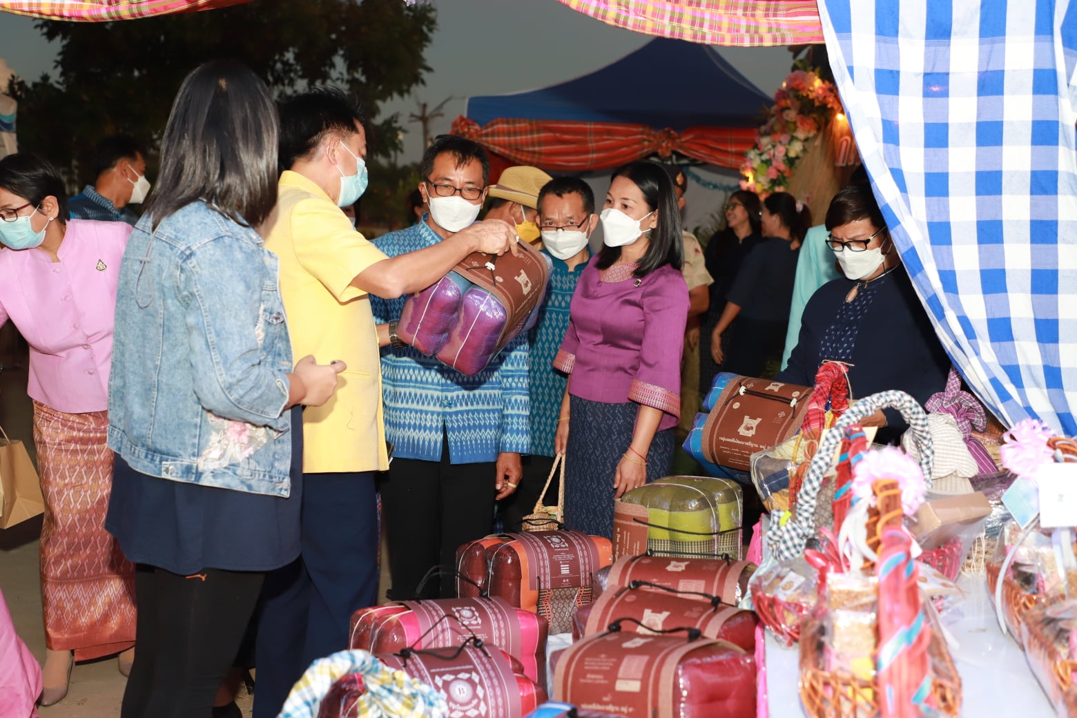 พช.ยโสธร เปิดงานโครงการส่งเสริมช่องทางการตลาดผลิตภัณฑ์ กลุ่มอาชีพสมาชิกกองทุนพัฒนาบทบาทสตรี และผู้ผลิต ผู้ประกอบการ OTOP  ในงานส่งท้ายปีเก่าต้อนรับปีใหม่จังหวัดยโสธร ?