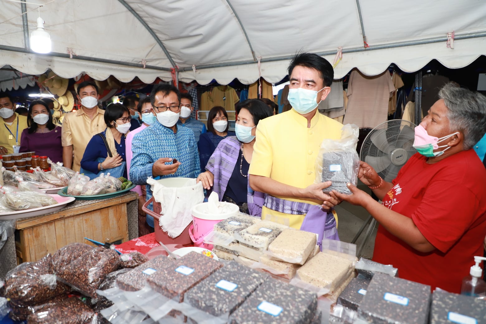 พช.ยโสธร เปิดงานโครงการส่งเสริมช่องทางการตลาดผลิตภัณฑ์ กลุ่มอาชีพสมาชิกกองทุนพัฒนาบทบาทสตรี และผู้ผลิต ผู้ประกอบการ OTOP  ในงานส่งท้ายปีเก่าต้อนรับปีใหม่จังหวัดยโสธร ?