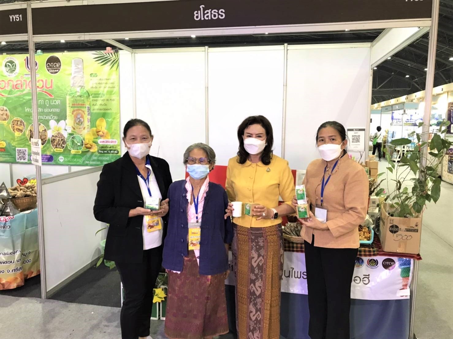 พช.ยโสธร สมาชิกวุฒิสภาจังหวัดยโสธร นางประยูร  เหล่าสายเชื้อ  เยี่ยมชมและให้กำลังใจ ผู้ผลิต ผู้ประกอบการ OTOP ไทย สู้ภัยโควิด – 19 ณ ศูนย์แสดงสินค้าและการประชุม อิมแพ็ค เมืองทองธานี อำเภอปากเกร็ด จังหวัดนนทบุรี