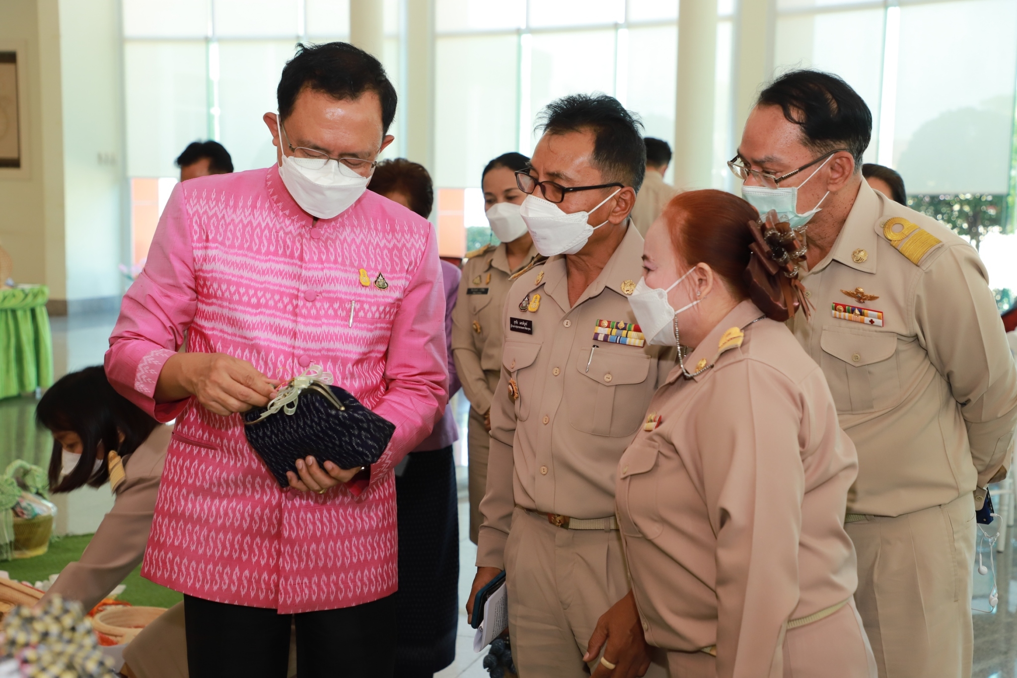 ผู้ว่าฯ ยโสธร ชวนช็อปอุดหนุนกระเช้าผลิตภัณฑ์ OTOP สวมใส่ผ้าลายขอฯ ผ้าเมืองยศ ส่งมอบความสุขเทศกาลปีใหม่ 2565