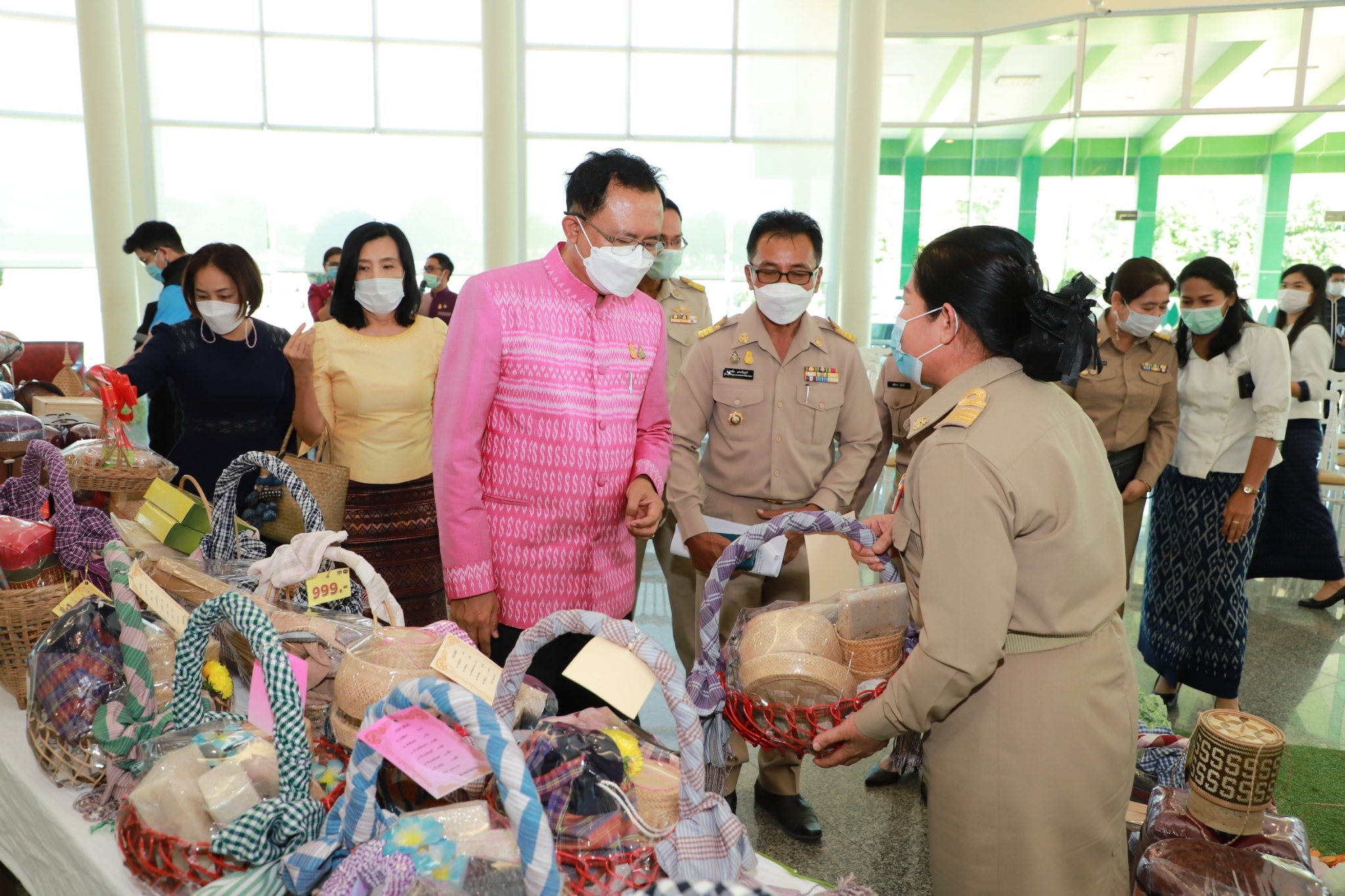 ผู้ว่าฯ ยโสธร ชวนช็อปอุดหนุนกระเช้าผลิตภัณฑ์ OTOP สวมใส่ผ้าลายขอฯ ผ้าเมืองยศ ส่งมอบความสุขเทศกาลปีใหม่ 2565